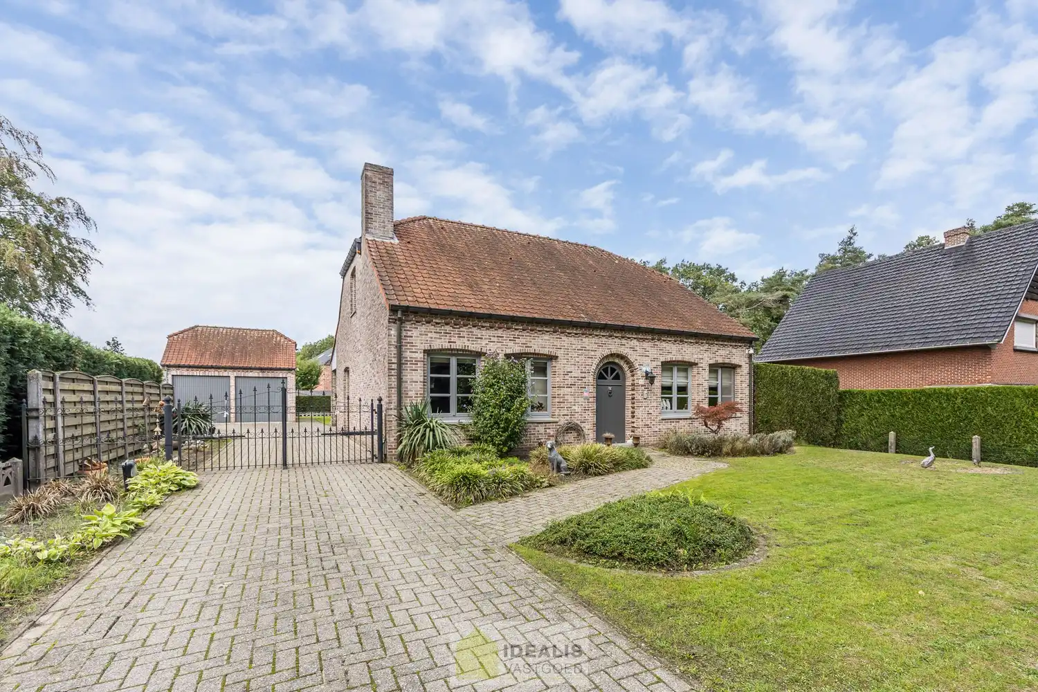 IDEALIS VASTGOED – INSTAPKLARE EENGEZINSWONING MET 4 SLAAPKAMERS EN EEN BEWOONBARE OPPERVLAKTE VAN +- 195M² OP EEN PERCEEL VAN +- 9A 20CA IN KLEINE-BROGEL (PEER). De woning is gelegen vlak bij de dorpskern van het gezellige kleine-Brogel en op enkele minuten verwijderd van de centra van Peer, Kaulille, Bocholt en Pelt. Ideaal voor zij die op zoek zijn naar een ruime instapklare woning met 4 slaapkamers!! foto {{pictureIndex}}