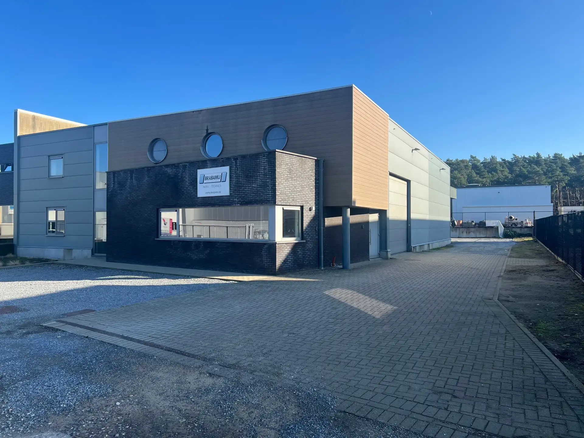 MULTIFUNCTIONEEL BEDRIJFSGEBOUW MET APPARTEMENT EN BUITENTERREIN foto 19