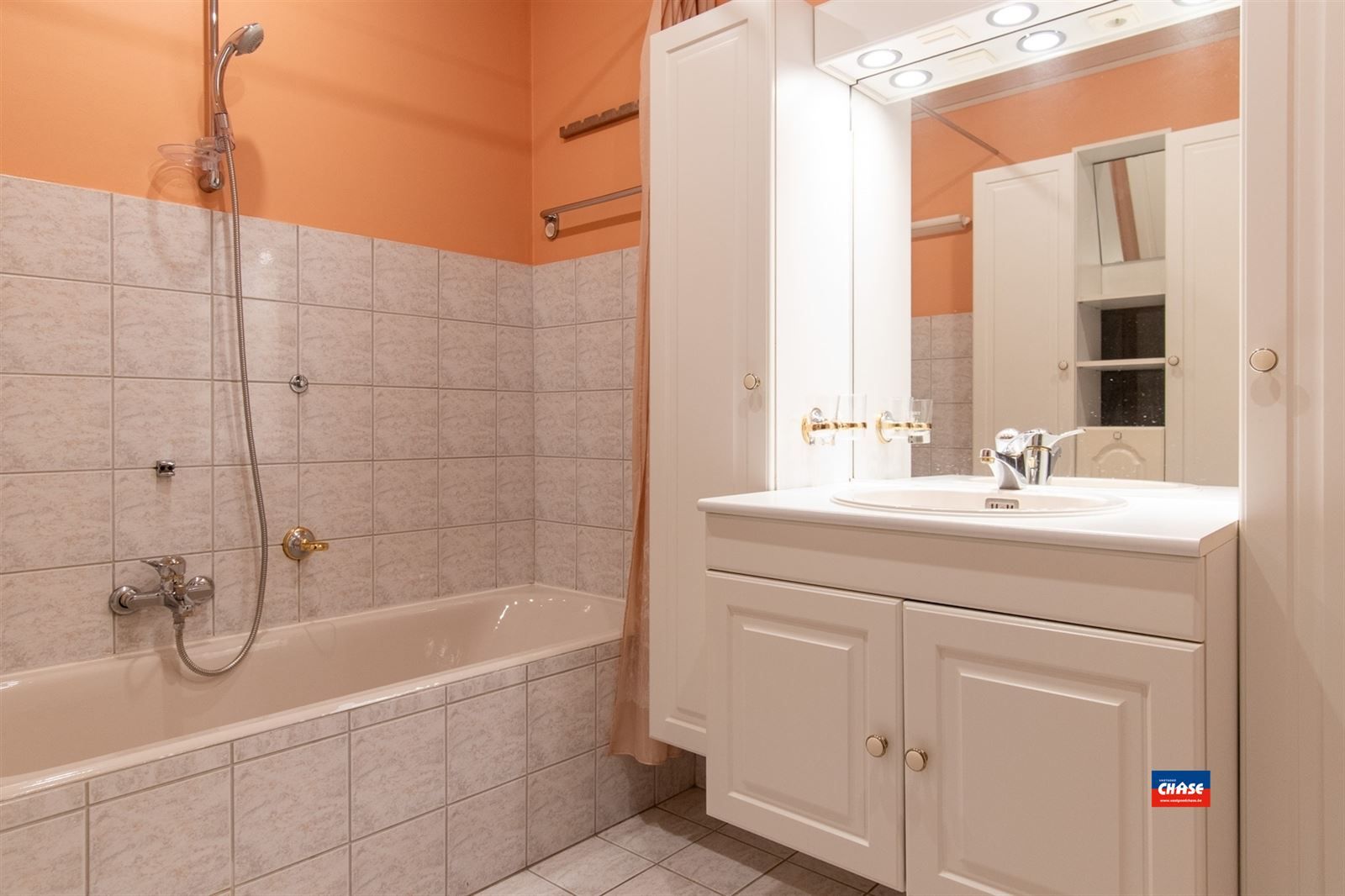 Gelijkvloersapp. met 2 slpks, tuin + garage foto 11