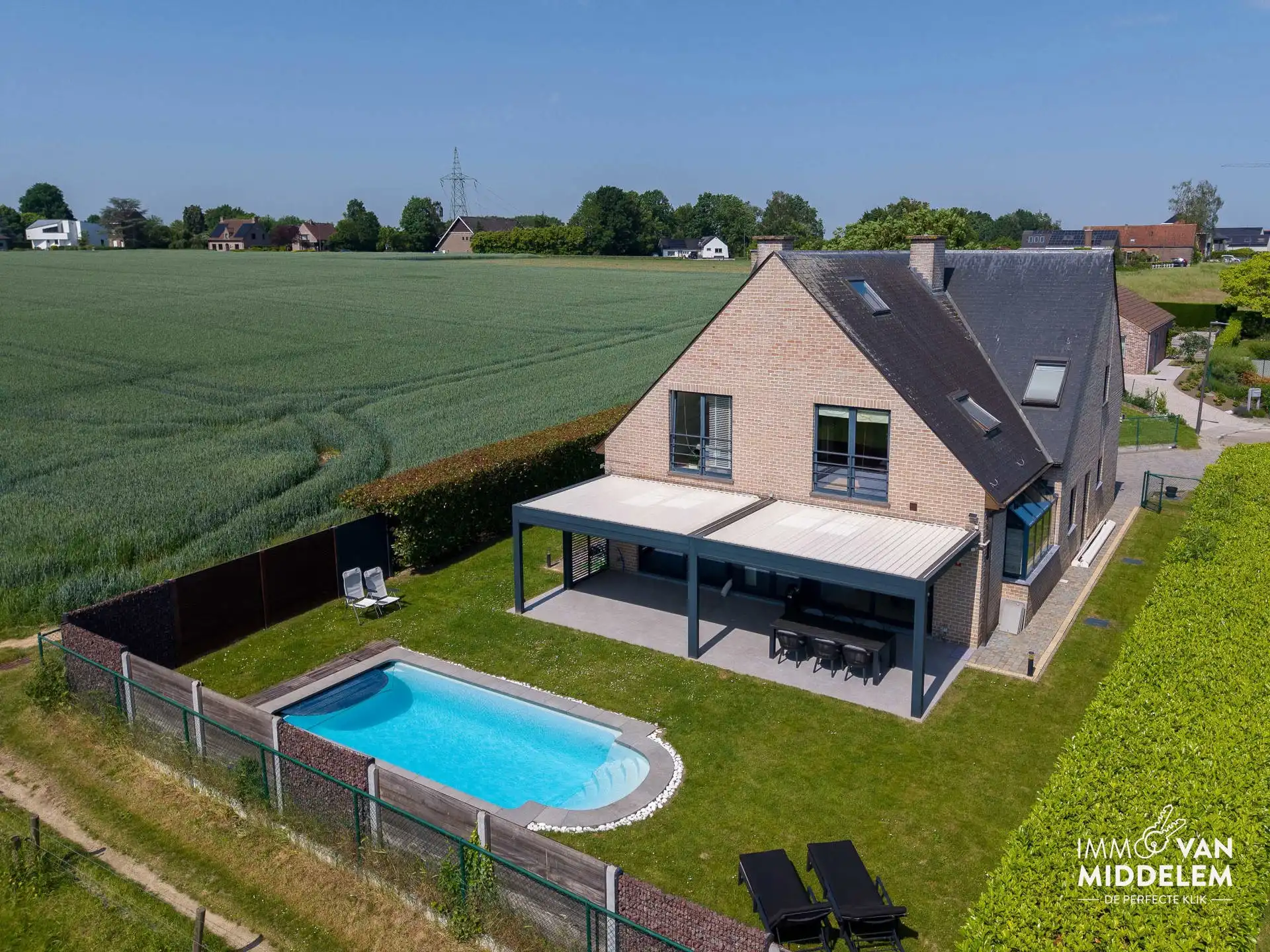 VILLA MET 5 SLAAPKAMERS, ZWEMBAD EN GARAGE foto 2