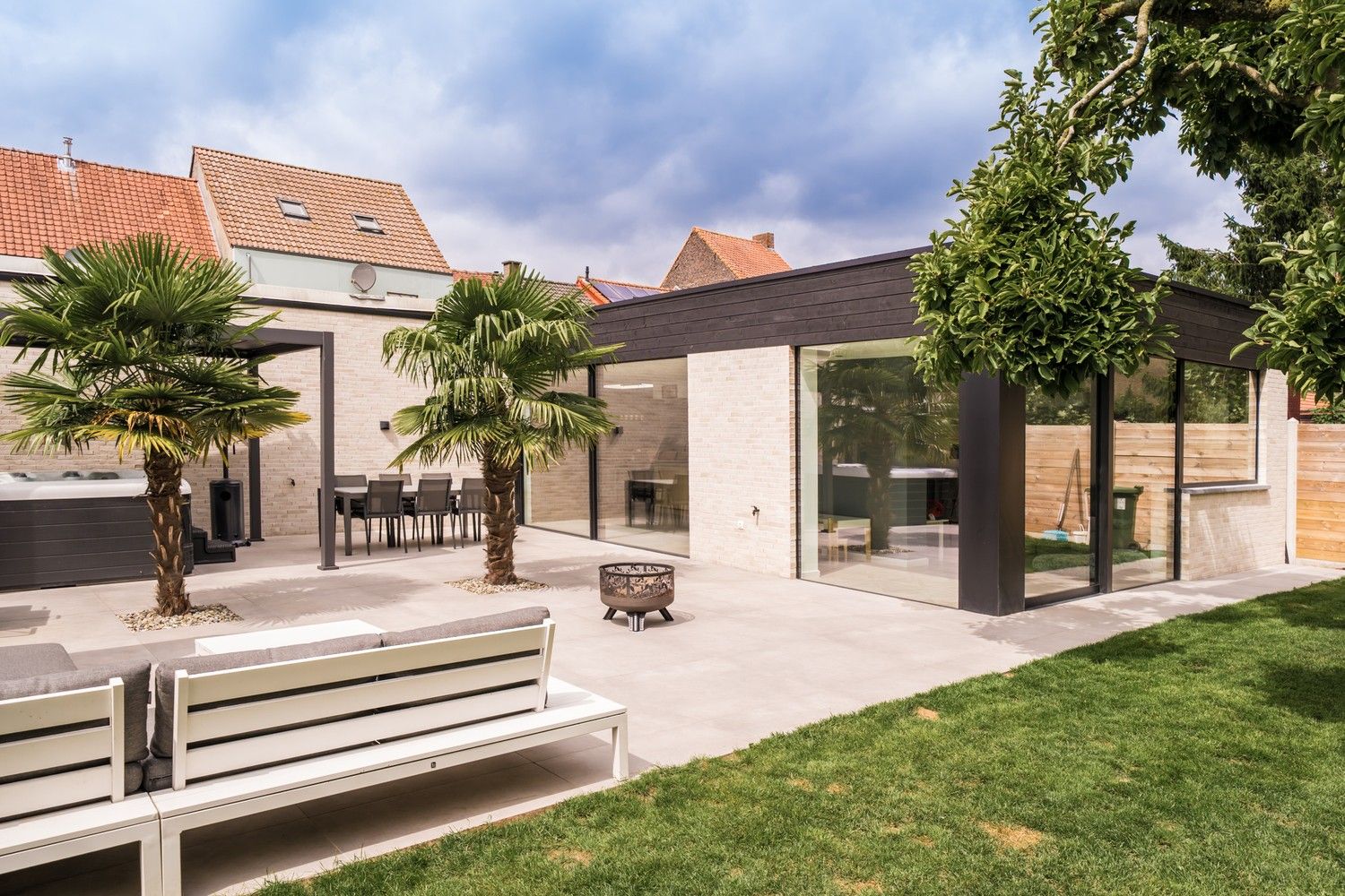 Ruime gerenoveerde woning met 4 slaapkamers en prachtige tuin foto {{pictureIndex}}