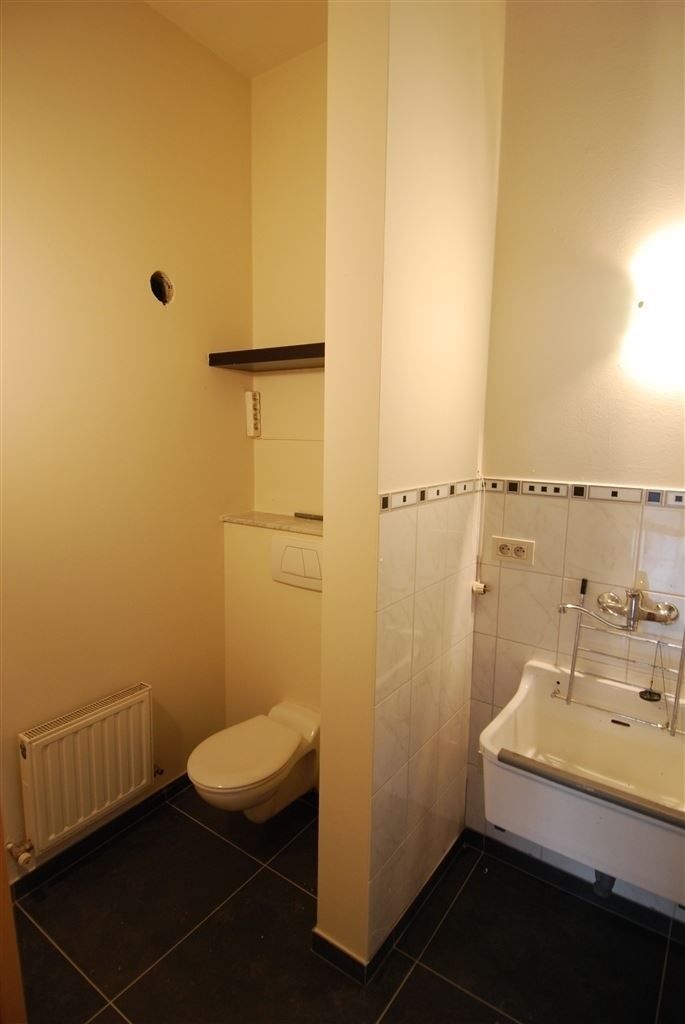 Gelijkvloers appartement met 2 slaapkamers en binnenkoer, gelegen in het centrum van Maaseik, vlak aan de markt. foto 8