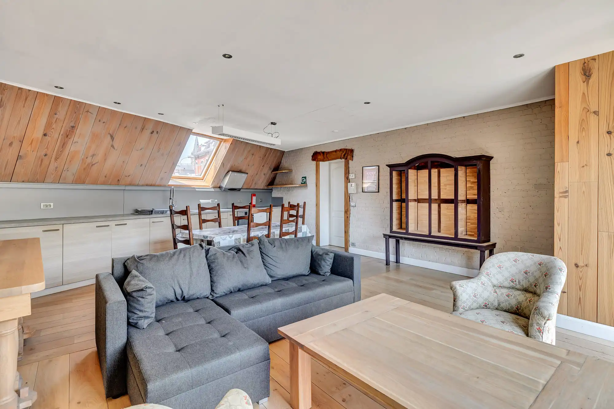 Instapklaar triplex of opbrengsteigendom met 5 slpks foto {{pictureIndex}}