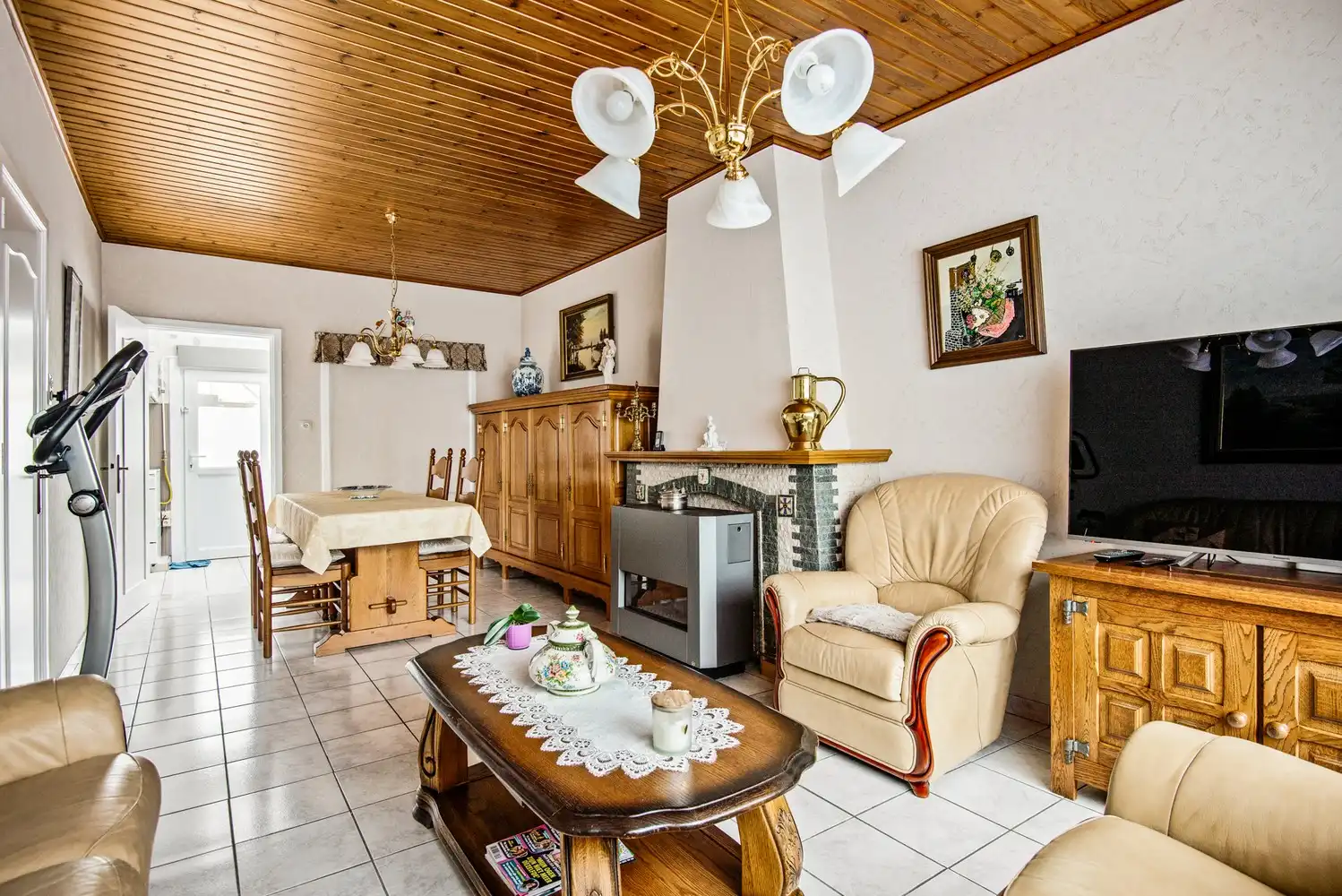 Te renoveren woning met drie slaapkamers en een garage in Kessel foto 2