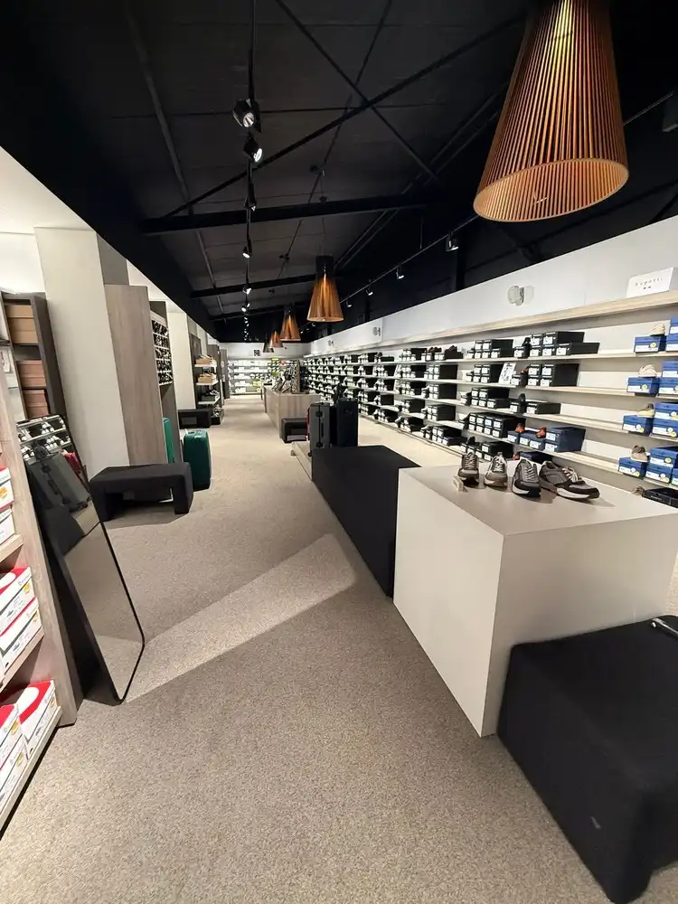 BAANWINKEL MET PARKING NABIJ MEDI MARKET, CARREFOUR, KRËFEL, ... foto 9