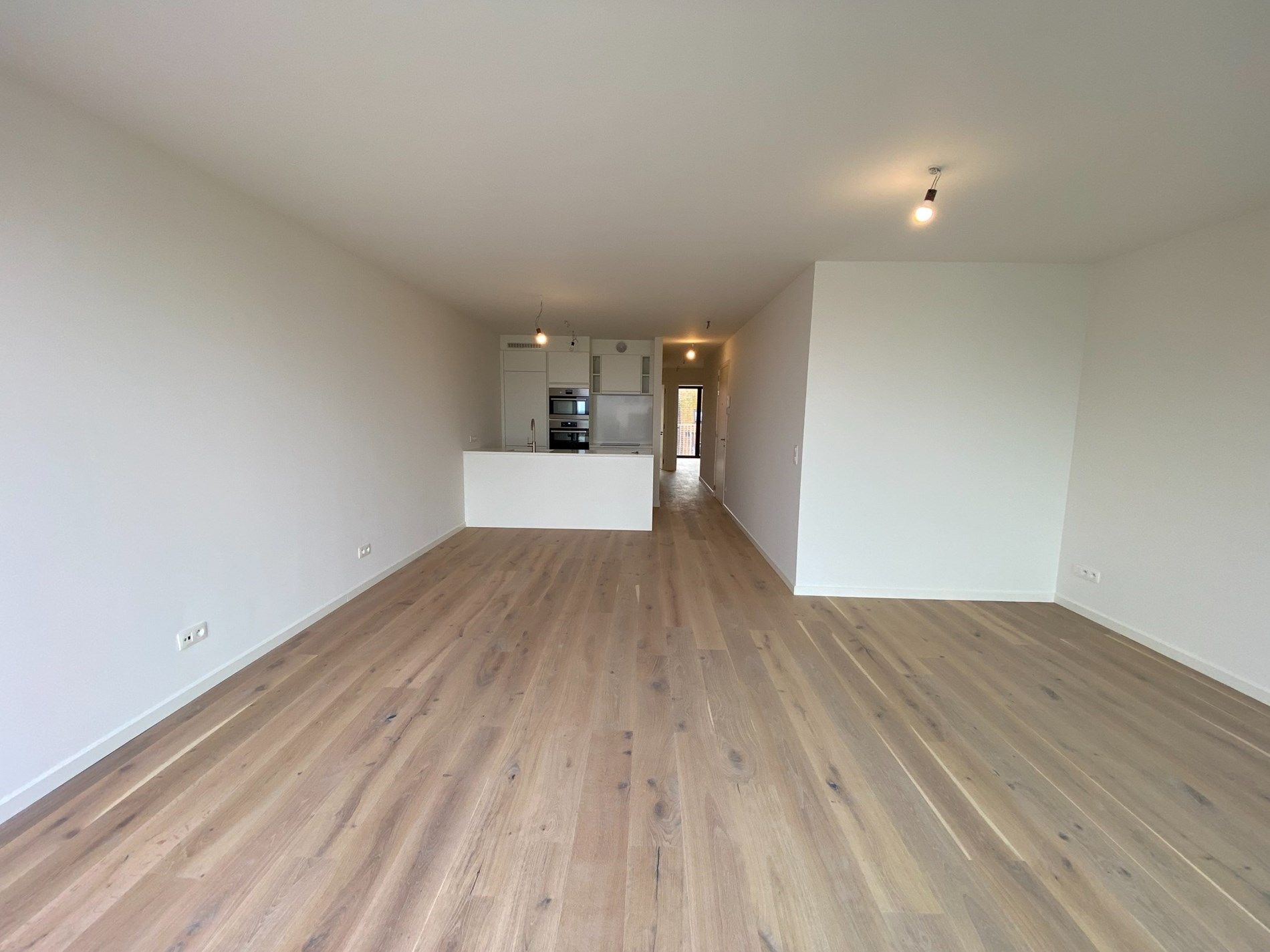 ONGEMEUBELD - Nieuwbouw appartement met 2 slaapkamers gelegen op de Lippenslaan te Knokke met een OPEN ZICHT over de GOLF!  foto 2