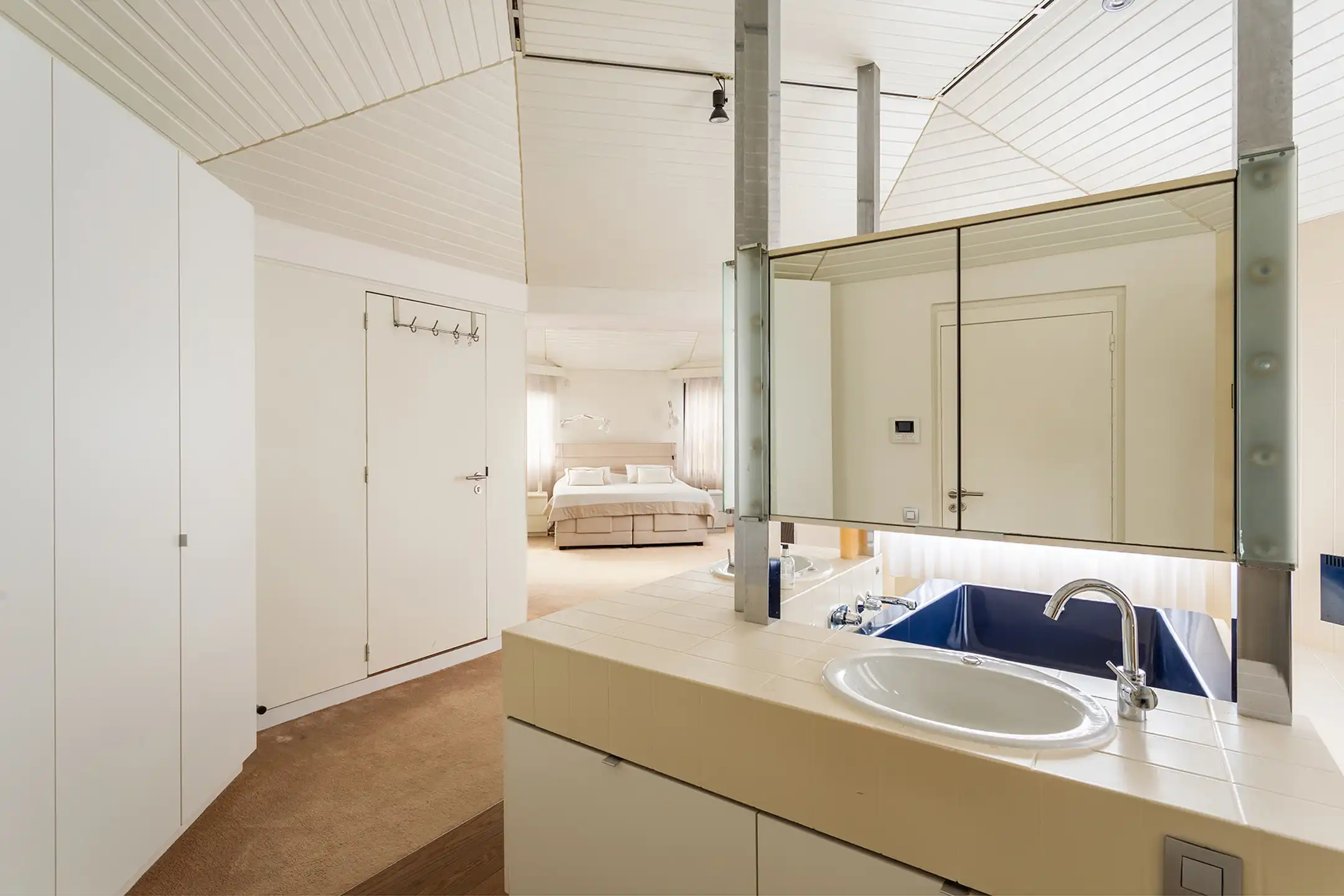 Topgelegen architectenwoning met ruim tuin en binnenzwembad. foto 34