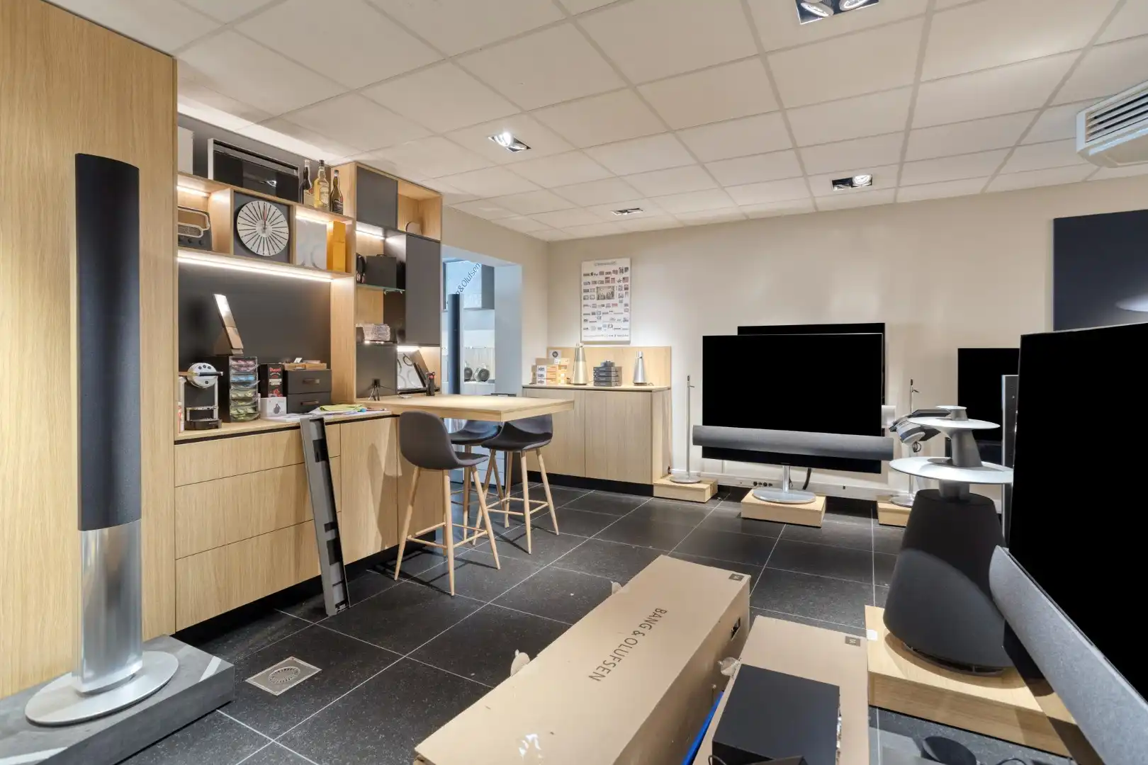 Instapklaar en goed gelegen handelsruimte van 126 m² kortbij het centrum van Geel !  foto 10