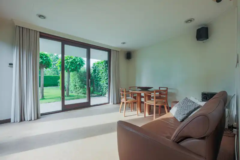 Prachtige, te renoveren, authentieke burgerwoning  met 5 slaapkamers, tuin en ruime garage. foto 11