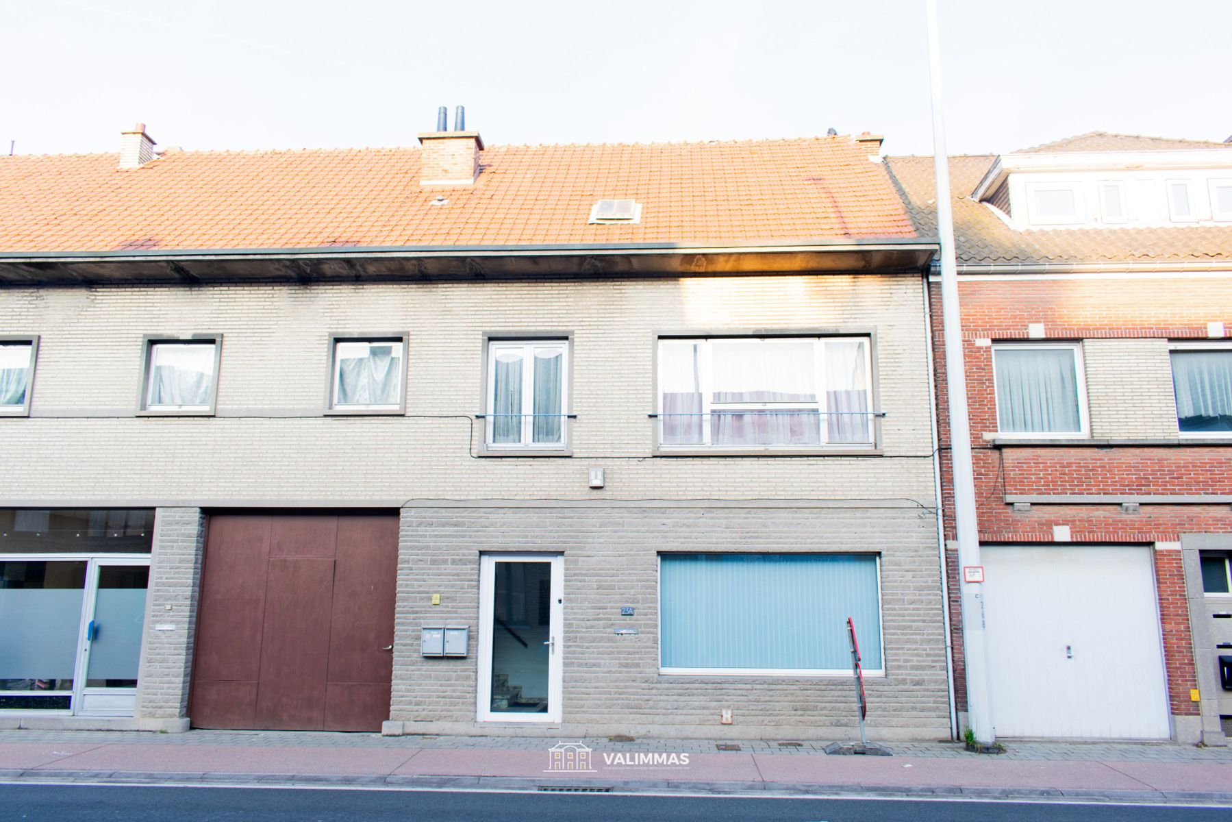 Een commercieel gelegen kantoor- of praktijkruimte + garage foto 2