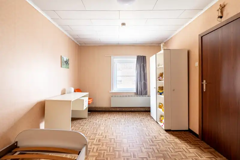 Handelspand met woonst met brede oprit en dubbele garage. foto 21