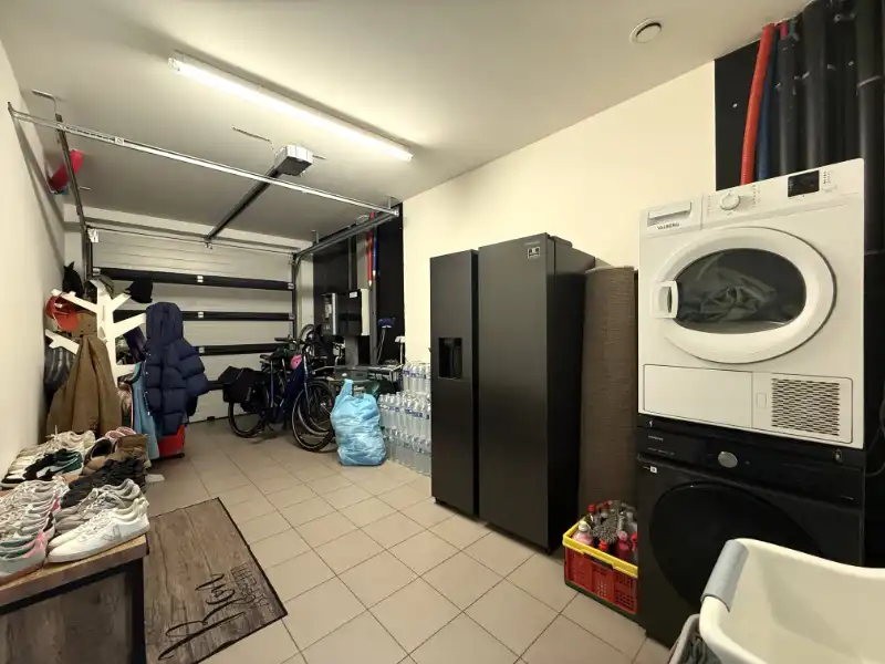 Moderne lage-energiewoning met mooie tuin en garage in een rustige woonwijk foto 15