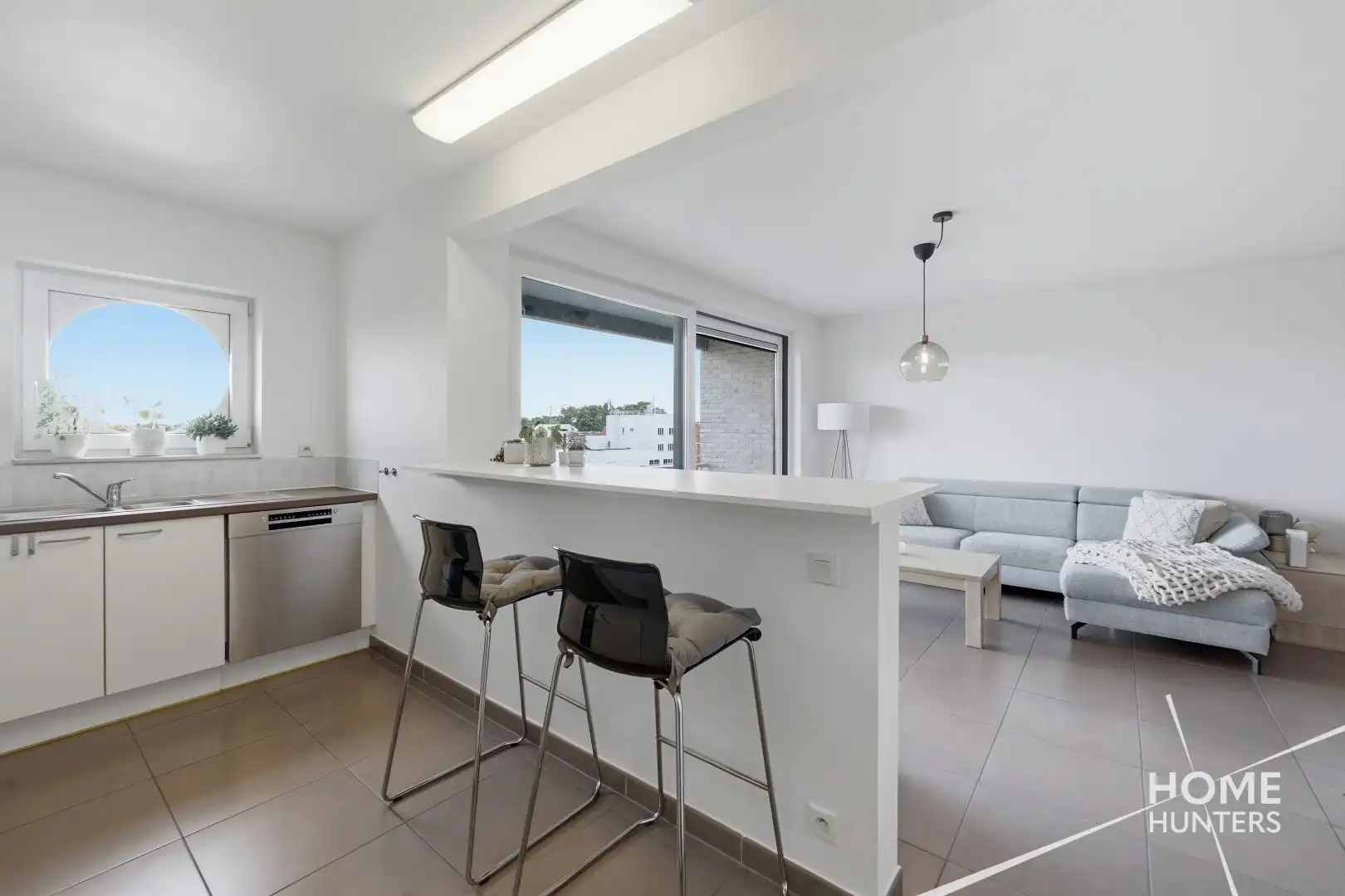Ruim appartement met twee slaapkamers, een vernieuwde badkamer en 2 unieke terrassen.  foto 7