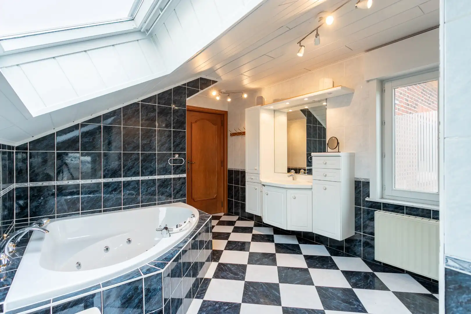 Ruime woning met naastgelegen bouwgrond en loods foto 27
