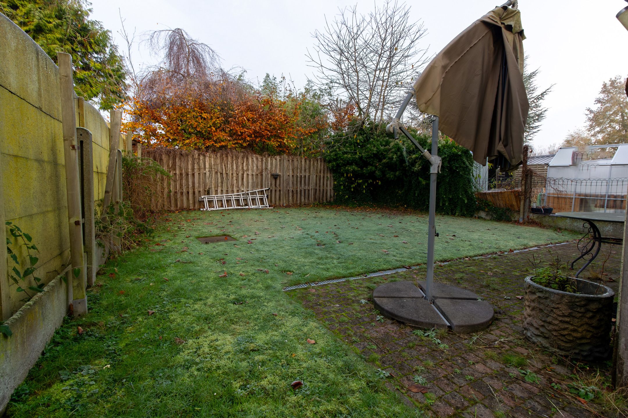 Charmante gezinswoning met potentieel, grote oprit en tuin foto 18