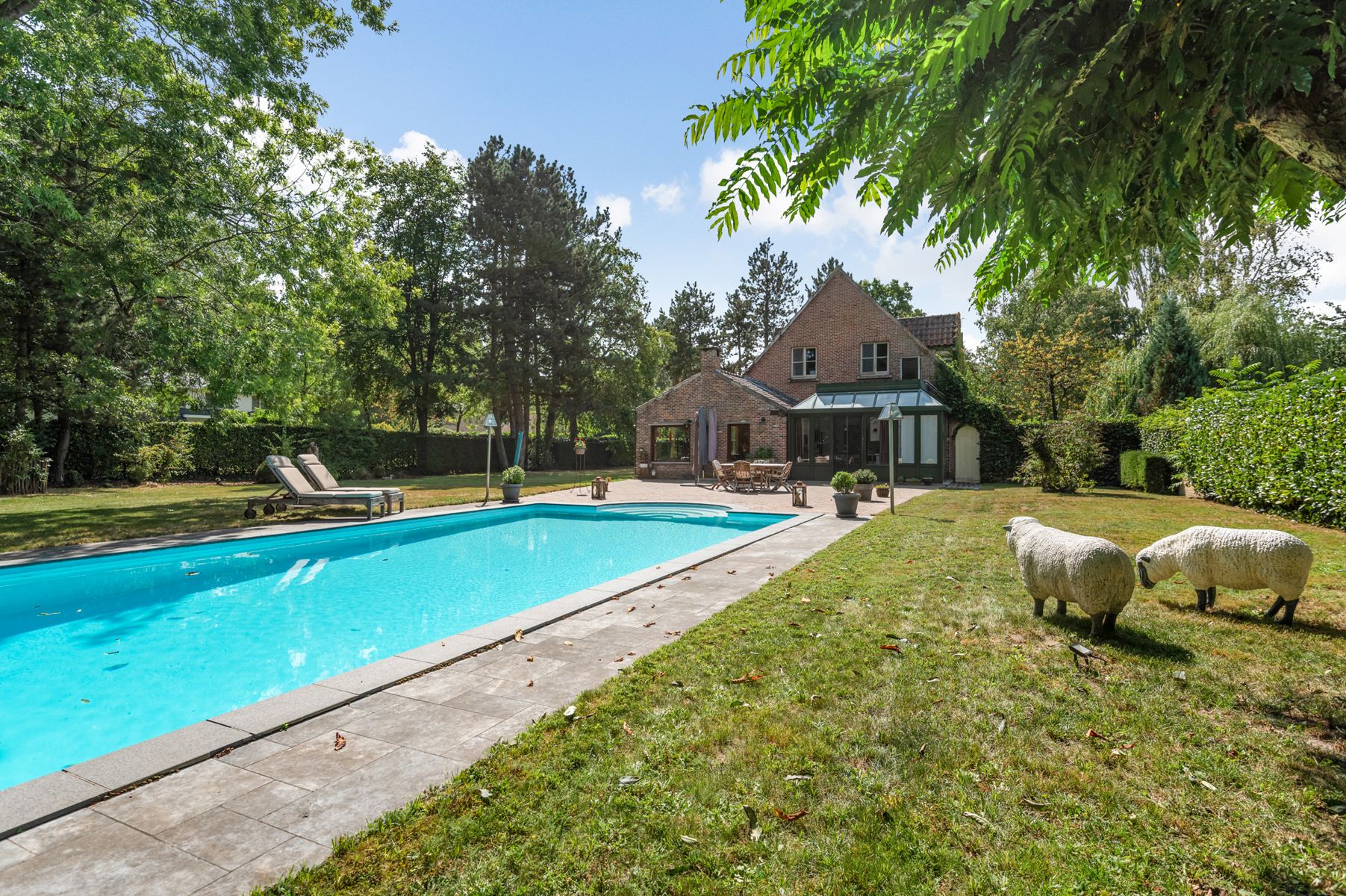 Ruime villa met aparte praktijkruimte op ca. 2.168 m2. foto 2