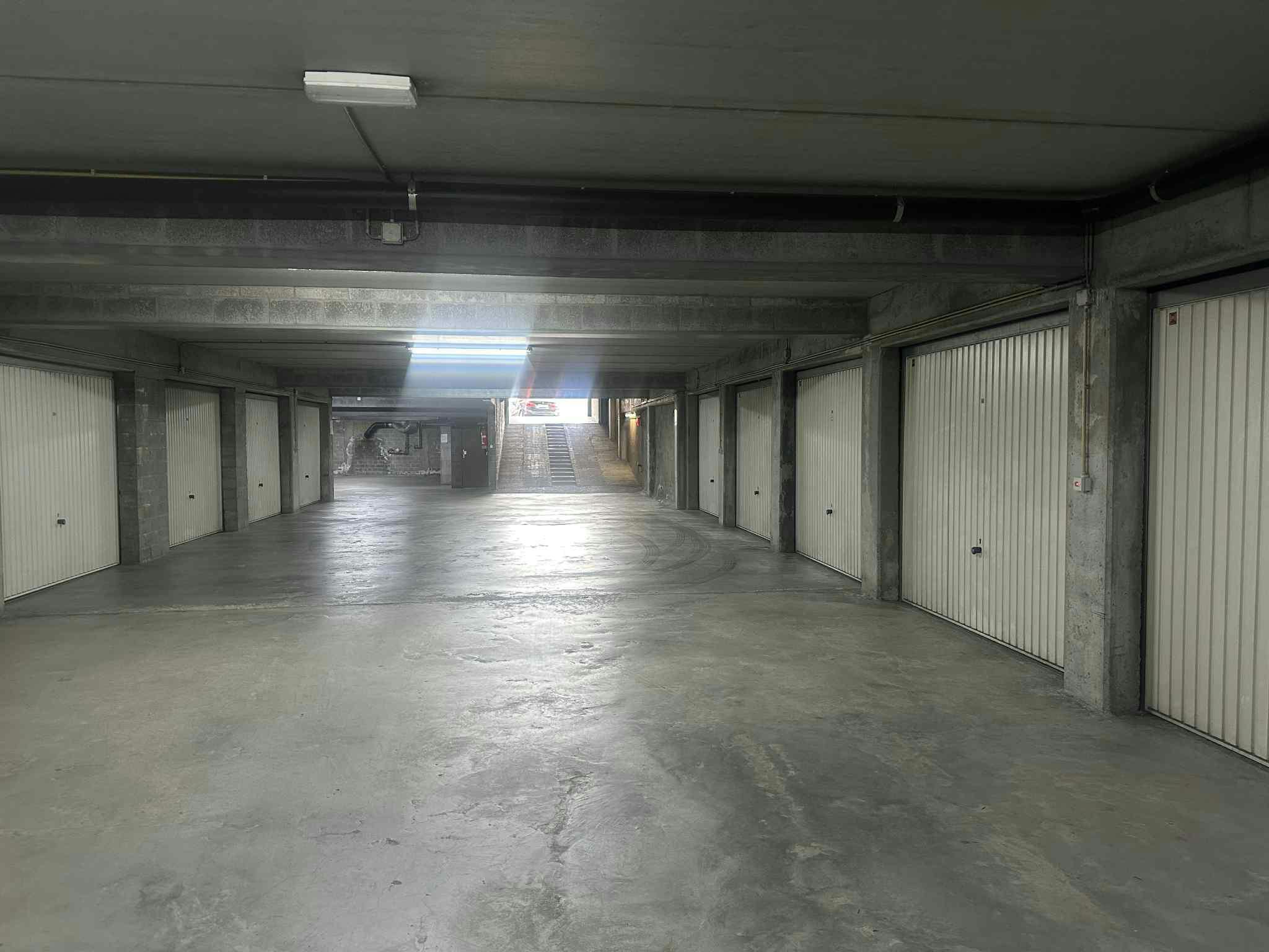 Gesloten garagebox te koop op topligging in Middelkerke! foto 5