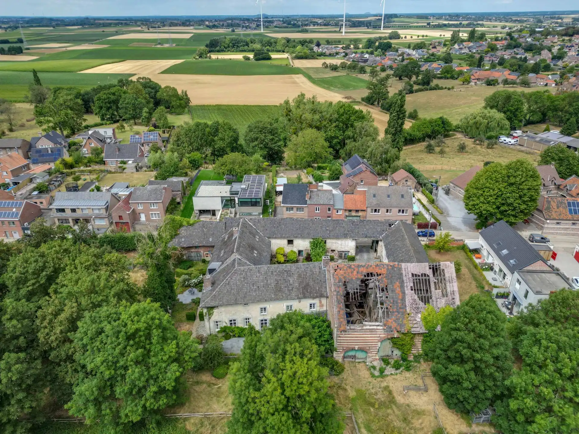Karaktervolle vierkantshoeve met 5 slaapkamers en prachtige binnenkoer foto 3