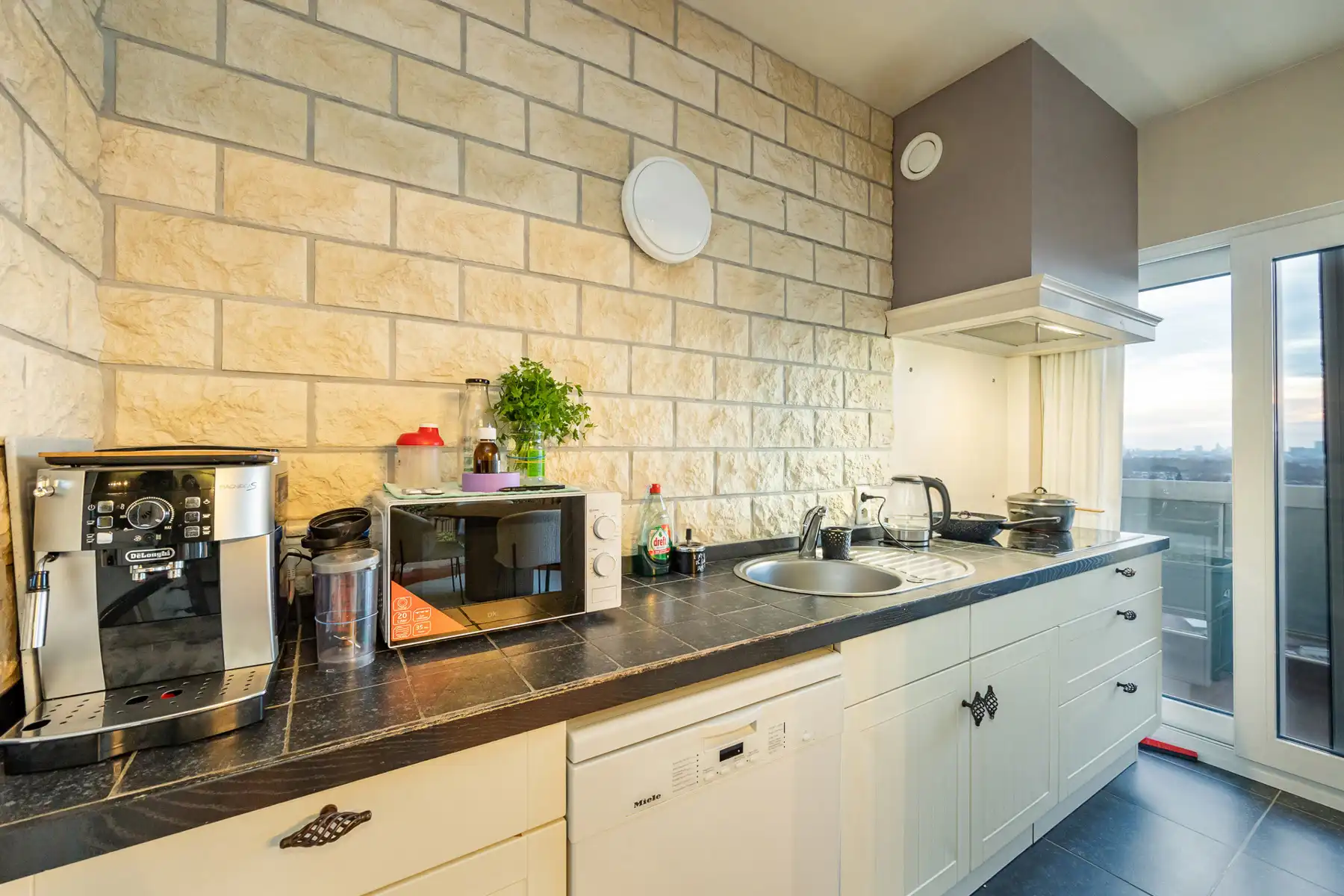 Volledig instapklaar één-slaapkamerappartement nabij het centrum van Merksem! foto 3