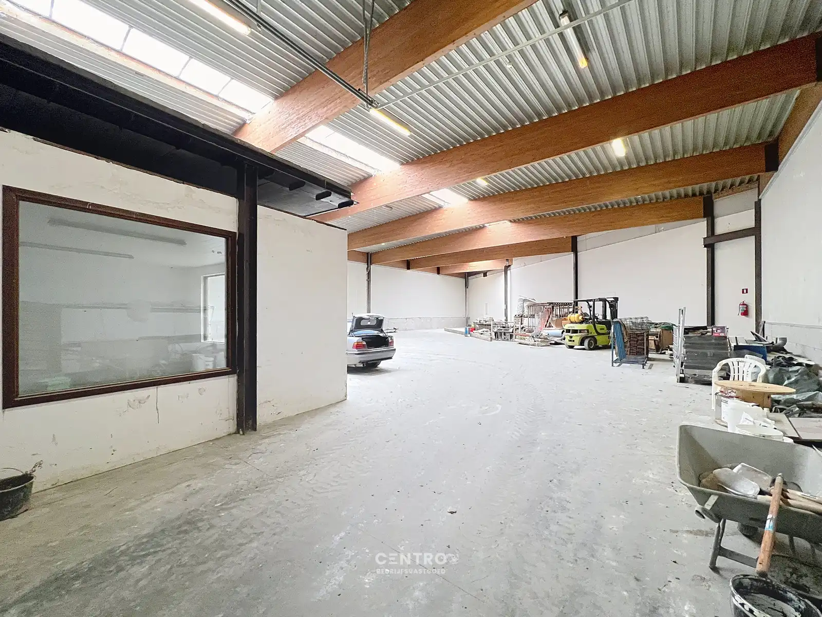 Instapklaar magazijn (± 700 m²) met automatische sectionaalpoort langs de N8 te Elverdinge (Ieper). Ambachten toegestaan ! foto 7