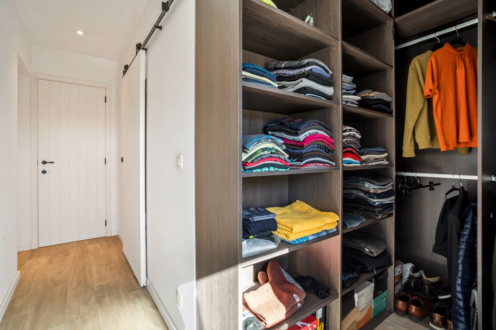 Deze prachtige woning werd 10 jaar geleden volledig gerenoveerd en biedt een moderne en comfortabele leefomgeving. foto 13