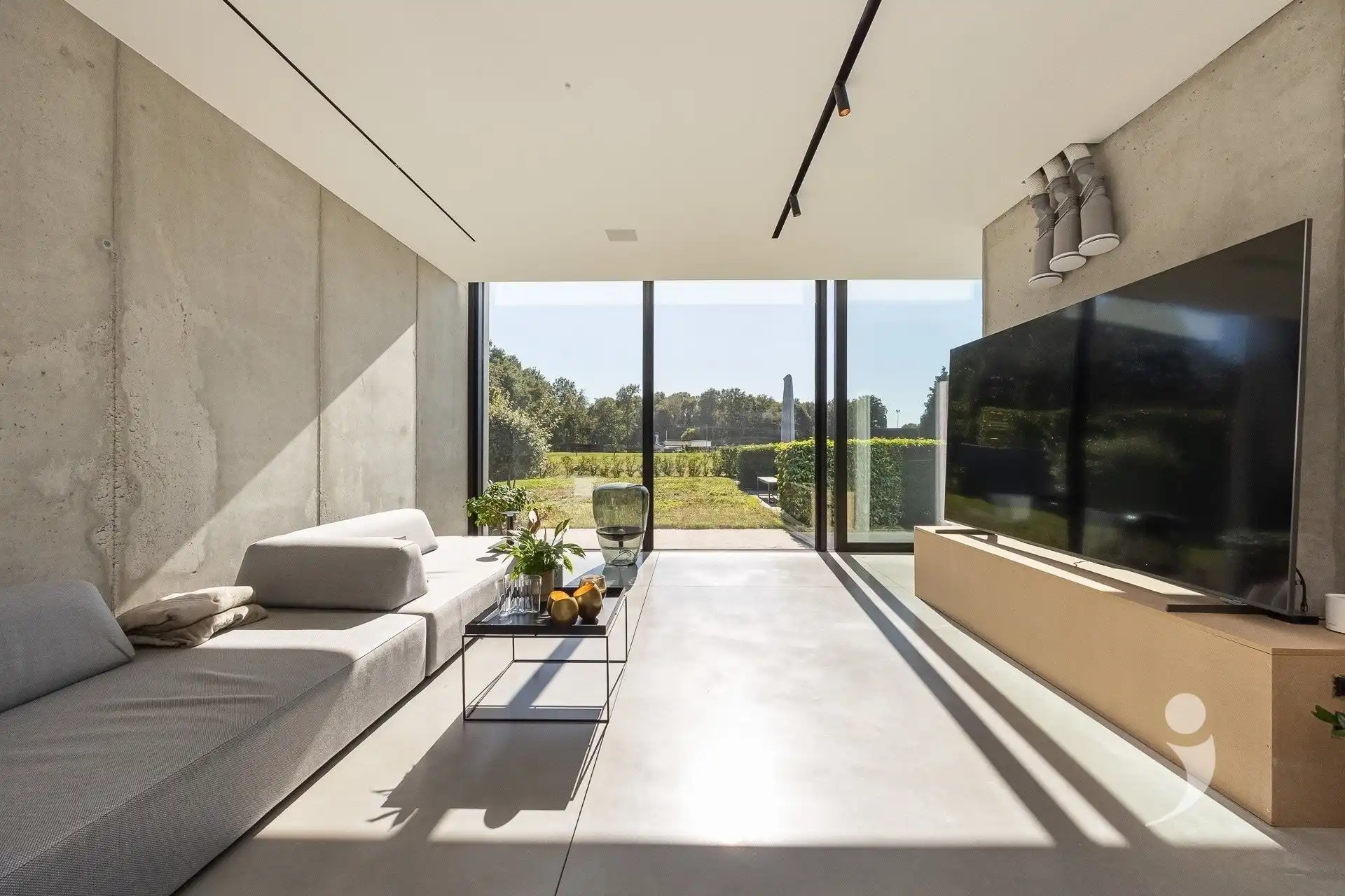 High-end architectenwoning met zwembad en prachtig zicht op de achterliggende weides foto 18
