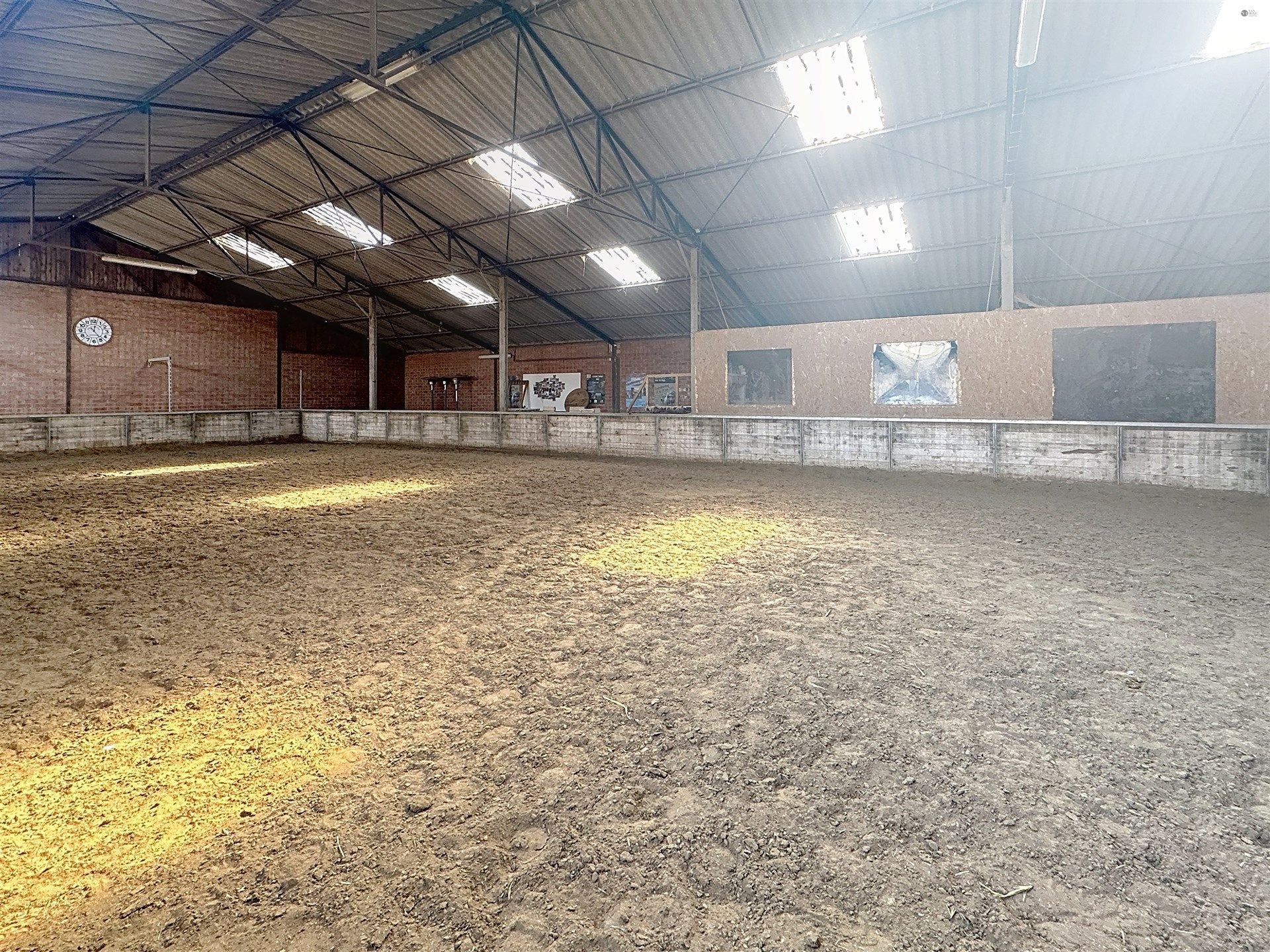 PRACHTIG GELEGEN HOEVE met bijgebouw, paardenstallen, binnenpiste en weiden op 18.385m² foto 3