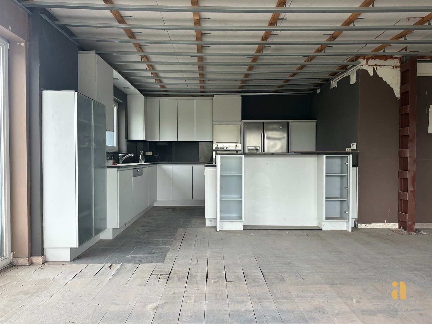 Creëer uw eigen thuis in dit lichtrijke casco appartement foto 5