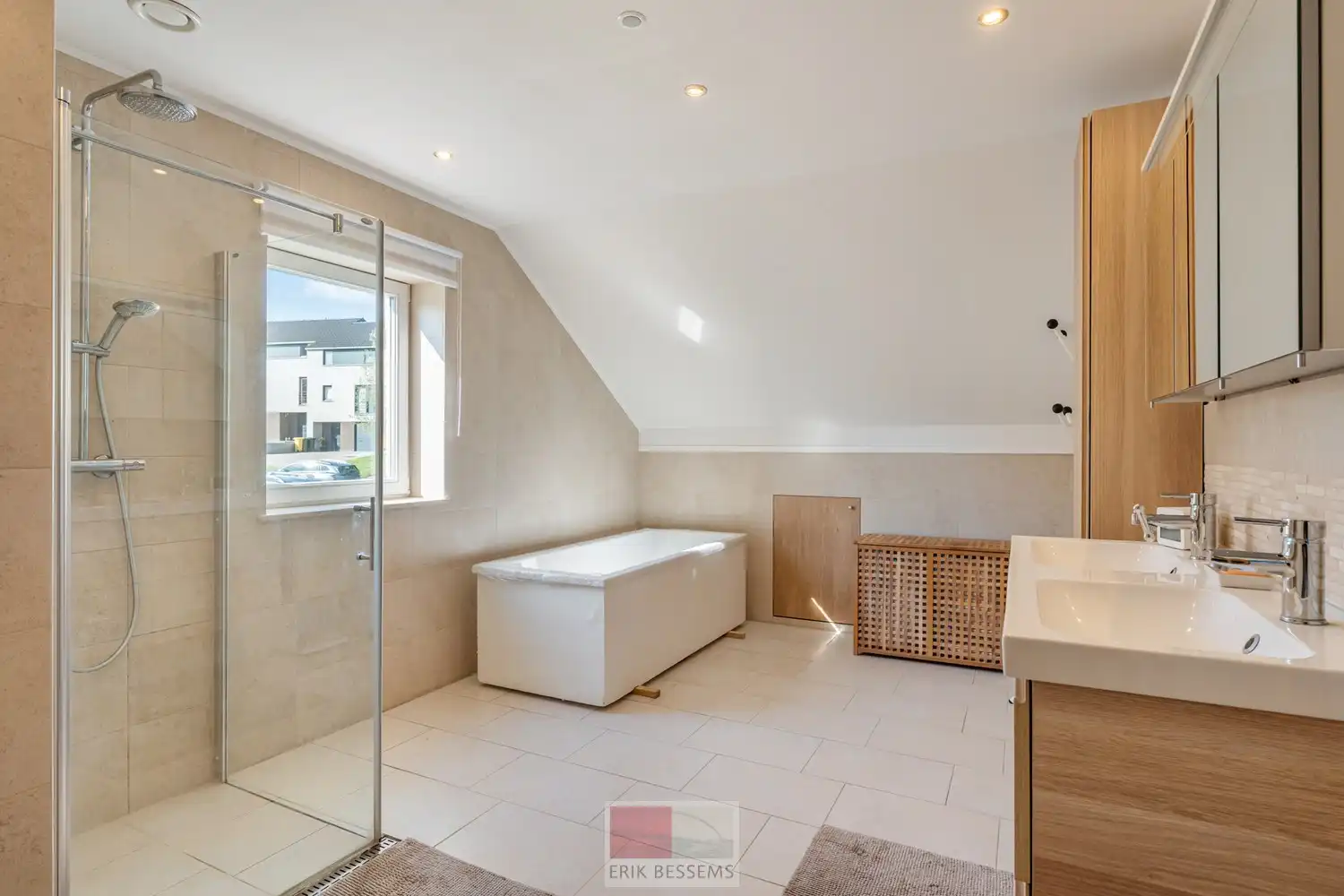 Zeer energiezuinige, vrijstaande woning, gebouwd in 2011, gelegen op een perceel van 715 m² met een bewoonbare oppervlakte van ca. 220 m² foto 12