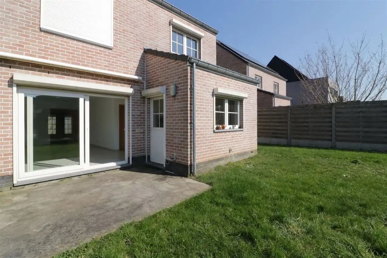 Recente woning met drie slaapkamers en garage op rustige locatie foto 11