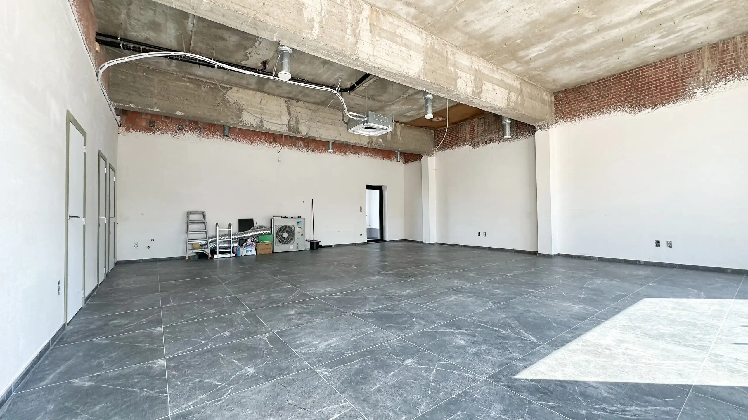 Afgewerkt handelspand van 90m² in Heppen met parkeerplaats! foto 3