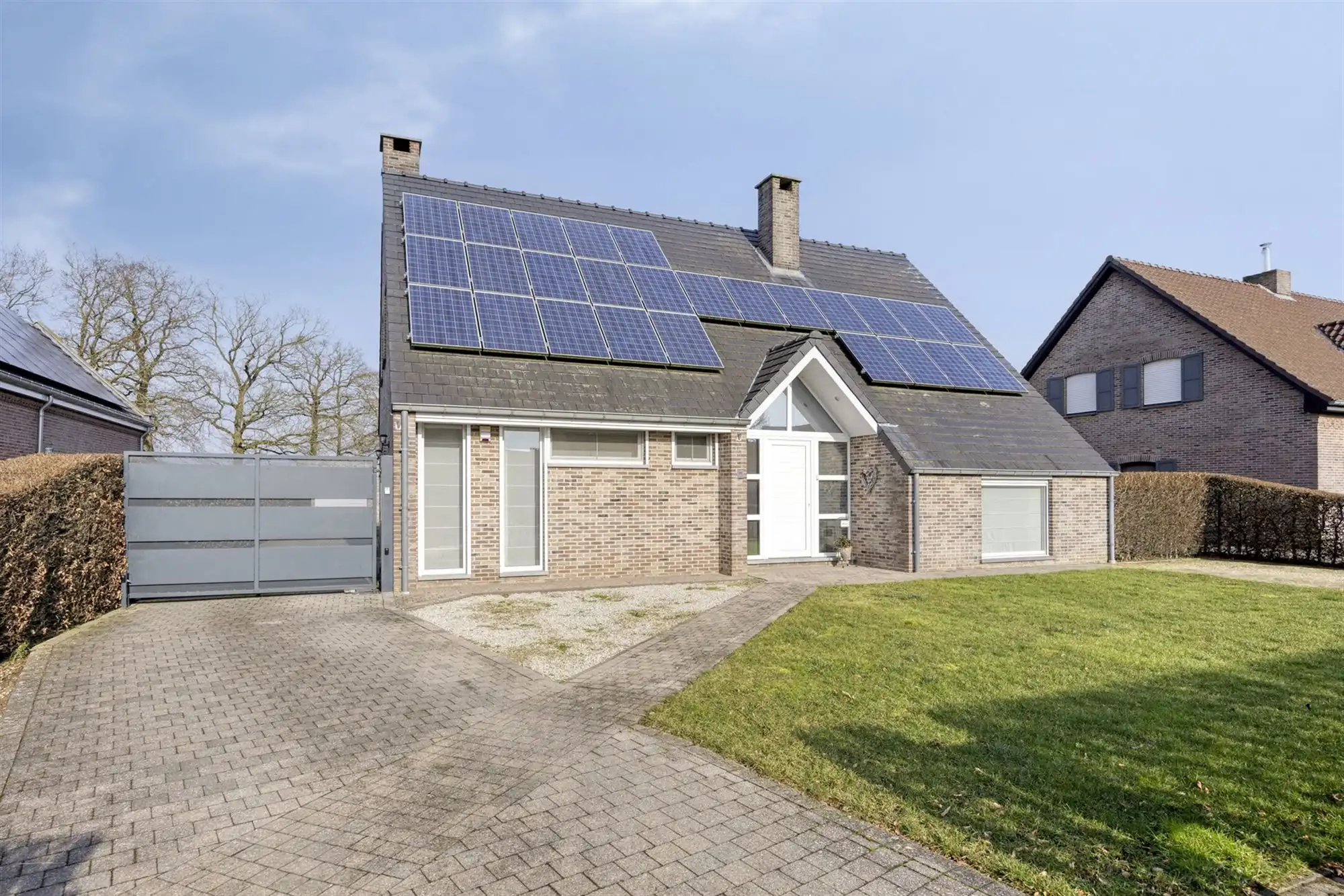 Exclusieve villa, extra garage en zonnige tuin op 1.100 m² foto {{pictureIndex}}