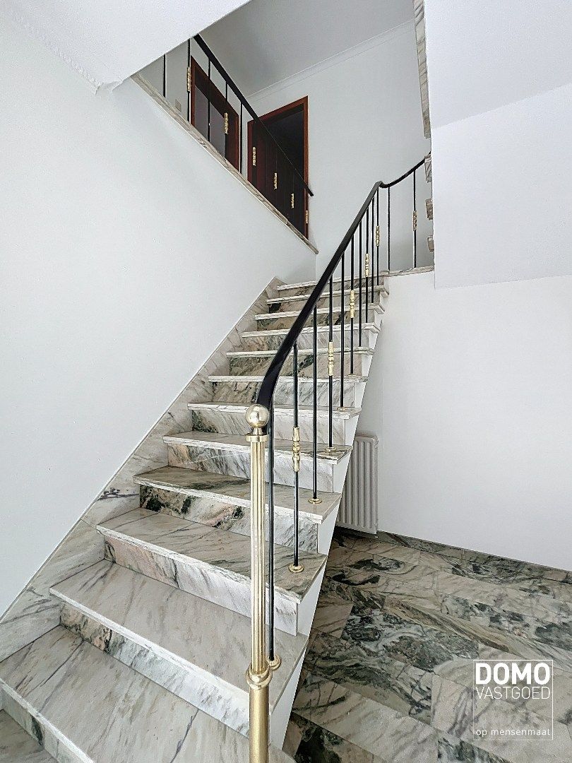 Commercieel gelegen handelspand met inclusief bovenliggend appartement te Kermt. foto 15
