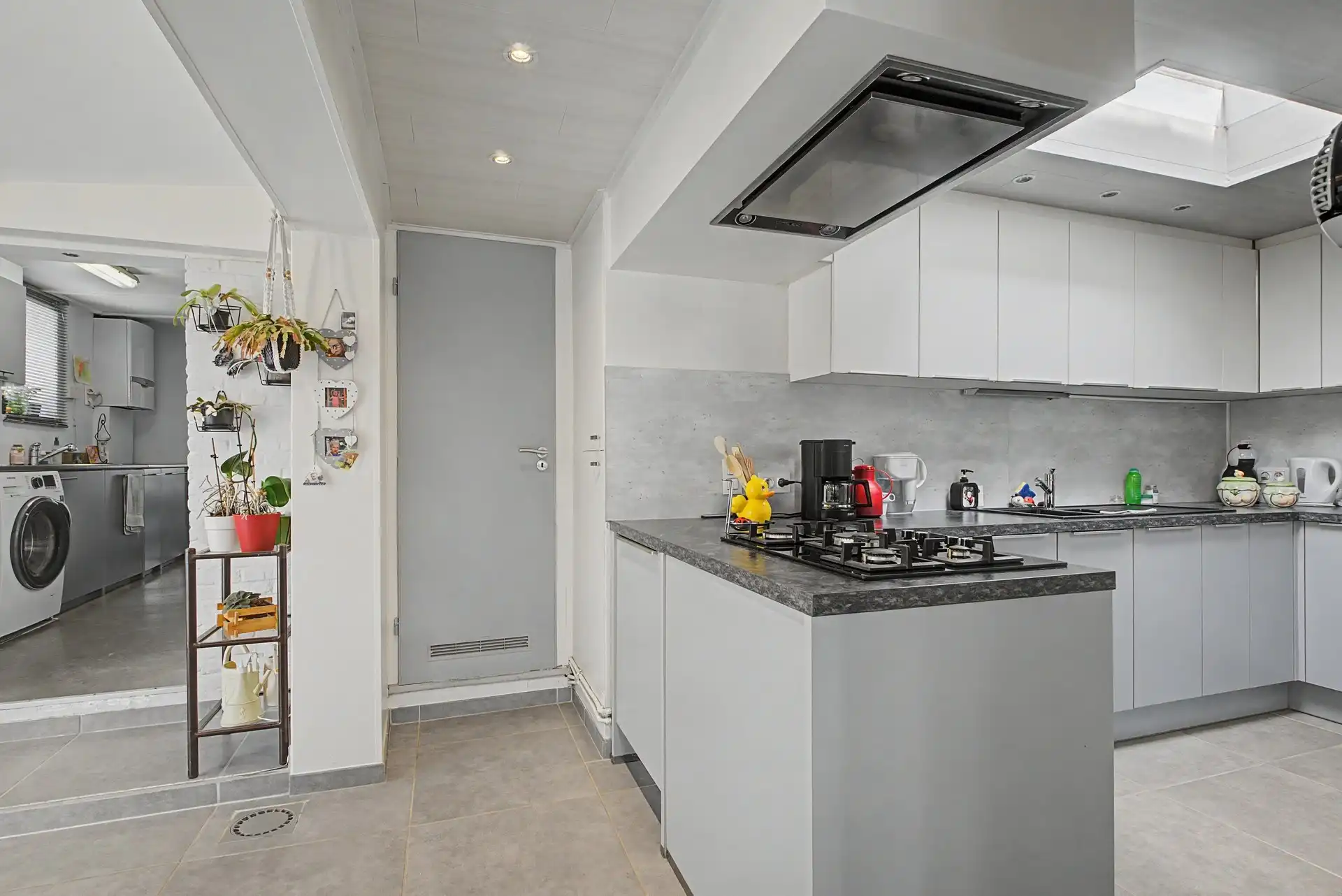 Instapklare halfopen bebouwing met 2 slaapkamers en garage nabij centrum Uitbergen foto 4