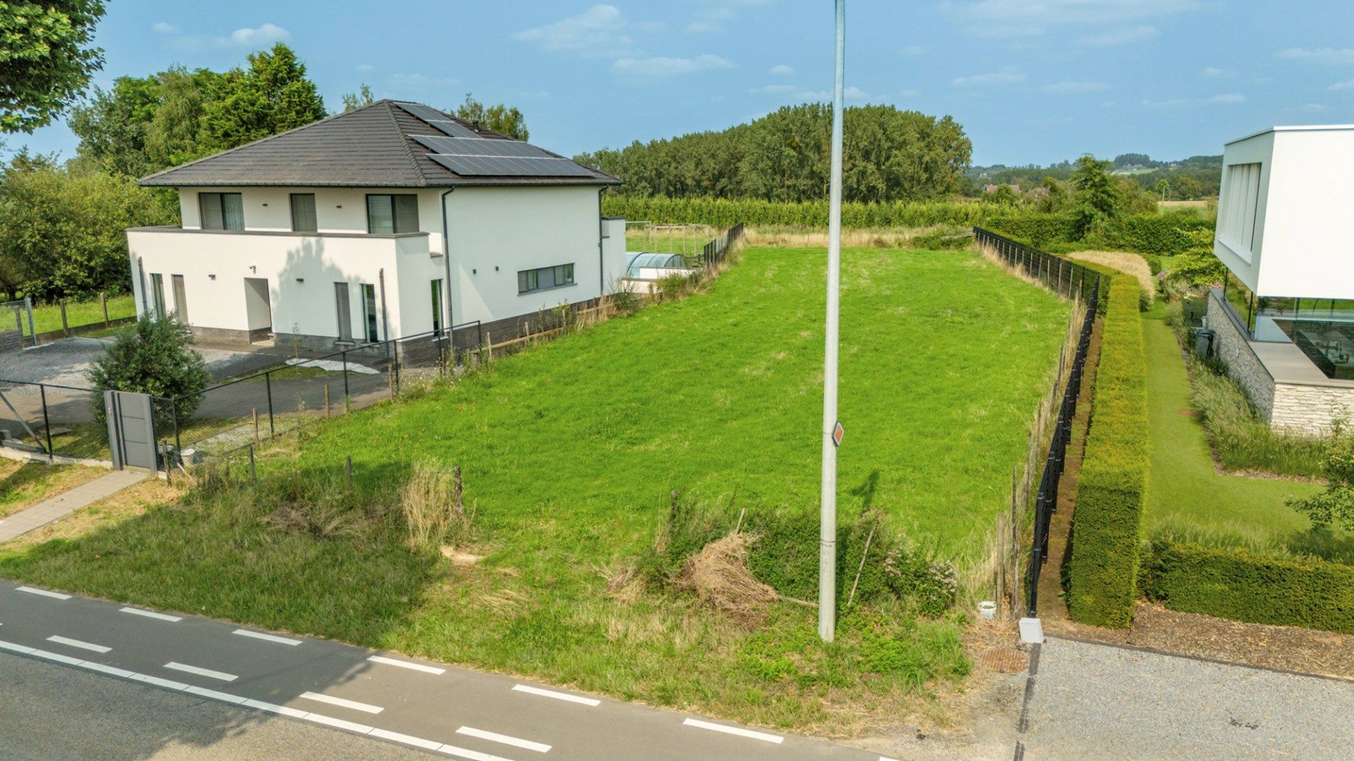 Ruim perceel geschikt voor een mooie open bebouwing, met zicht op de achtergelegen velden foto 2