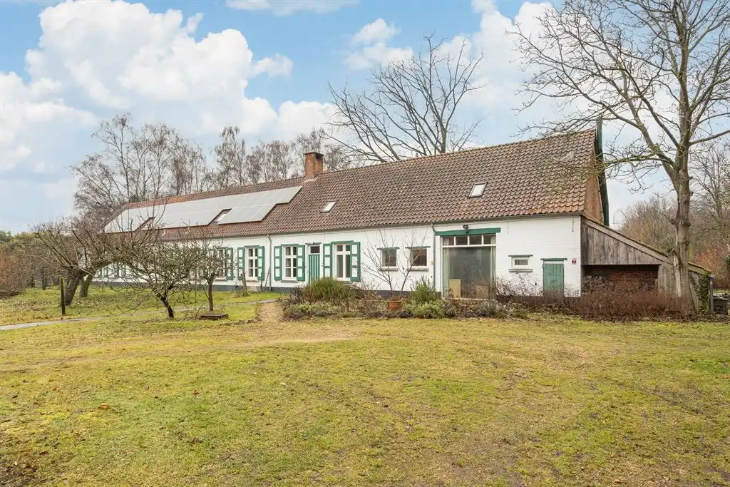 Langgevelhoeve op 3.593m² vlak bij het dorp van Schilde. foto {{pictureIndex}}