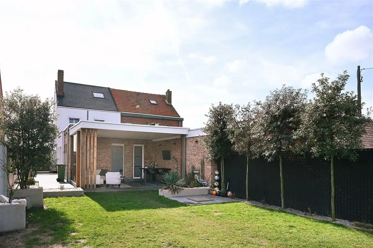 Geheel gerenoveerde woning met leuke tuin en grote garage foto 4