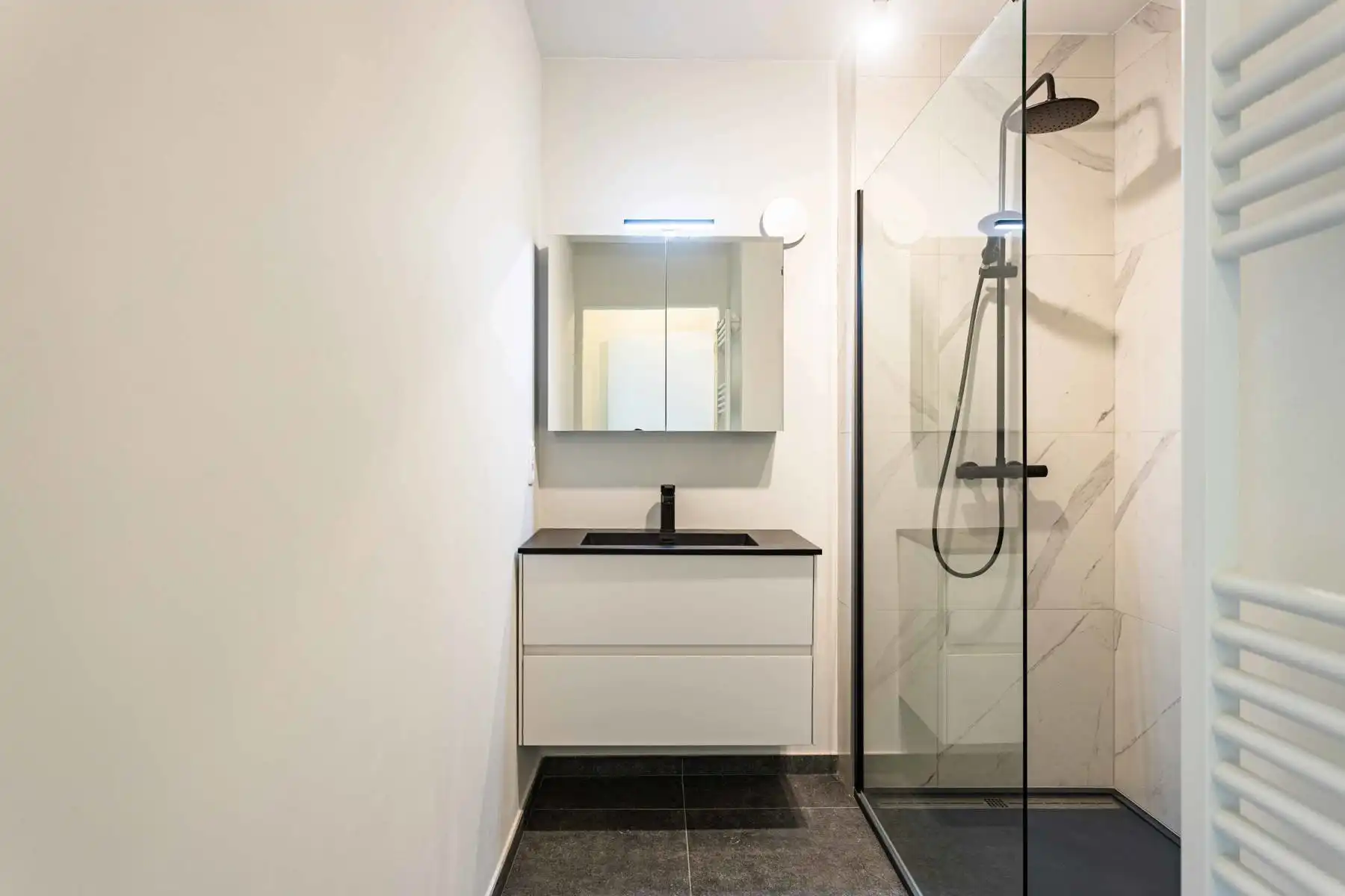 Erg ruim appartement met groot terras! foto 11