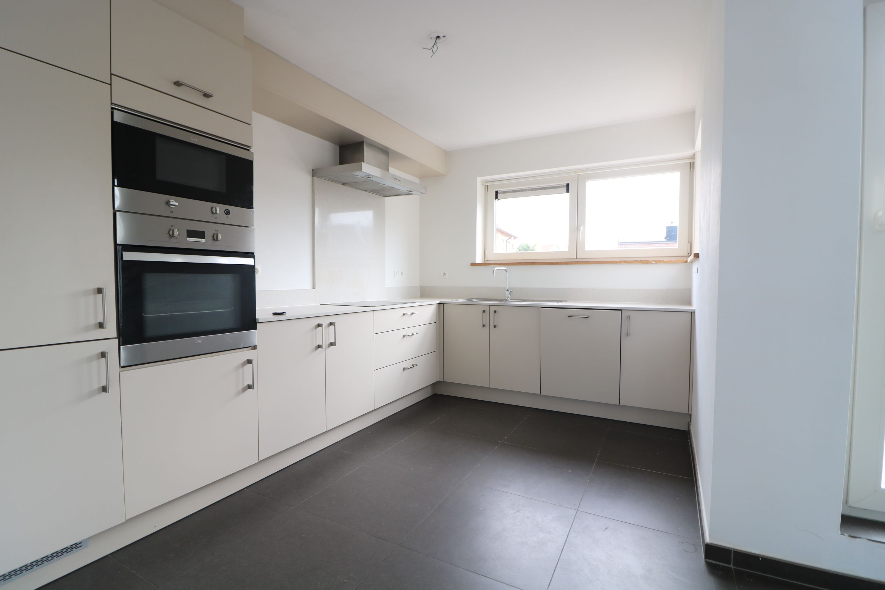 Recente ruime woning met 3 slaapkamers, dubbele garage en tuin foto 5