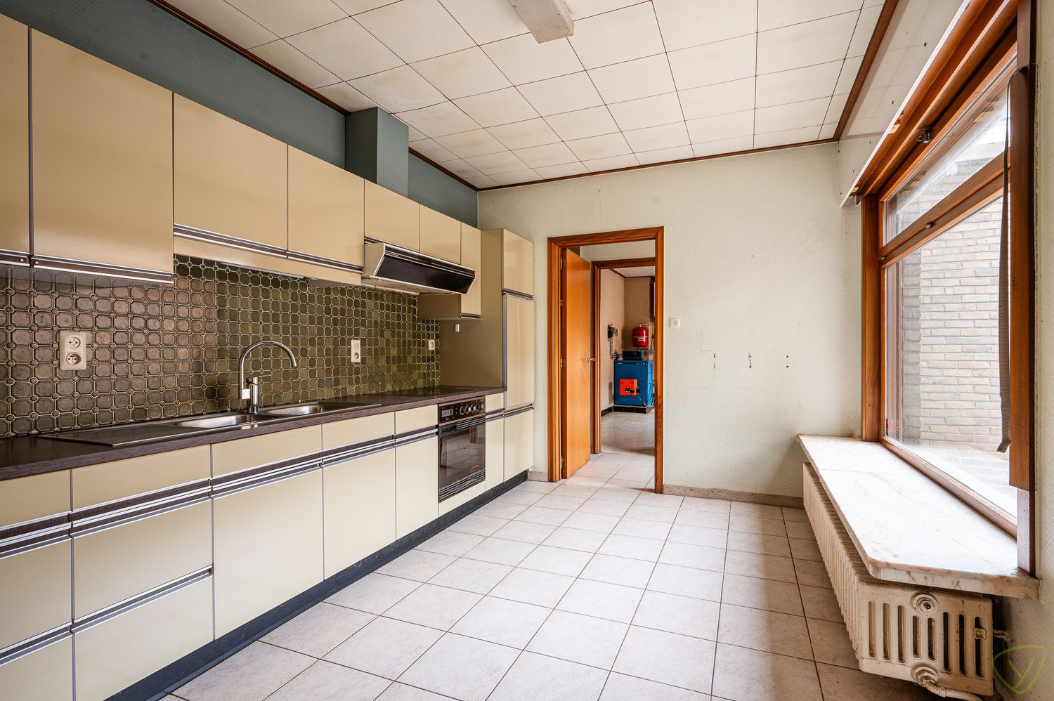 Verrassend ruime te renoveren woning te Oosteeklo! foto 7