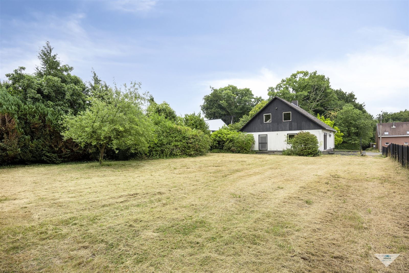 Ruime woning met veel potentieel foto 3