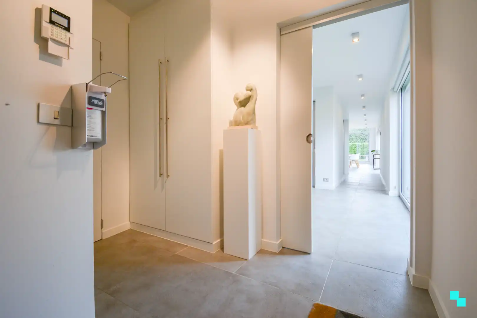 Bijzonder lichtrijke, moderne woning met zwembad te Izegem foto 8