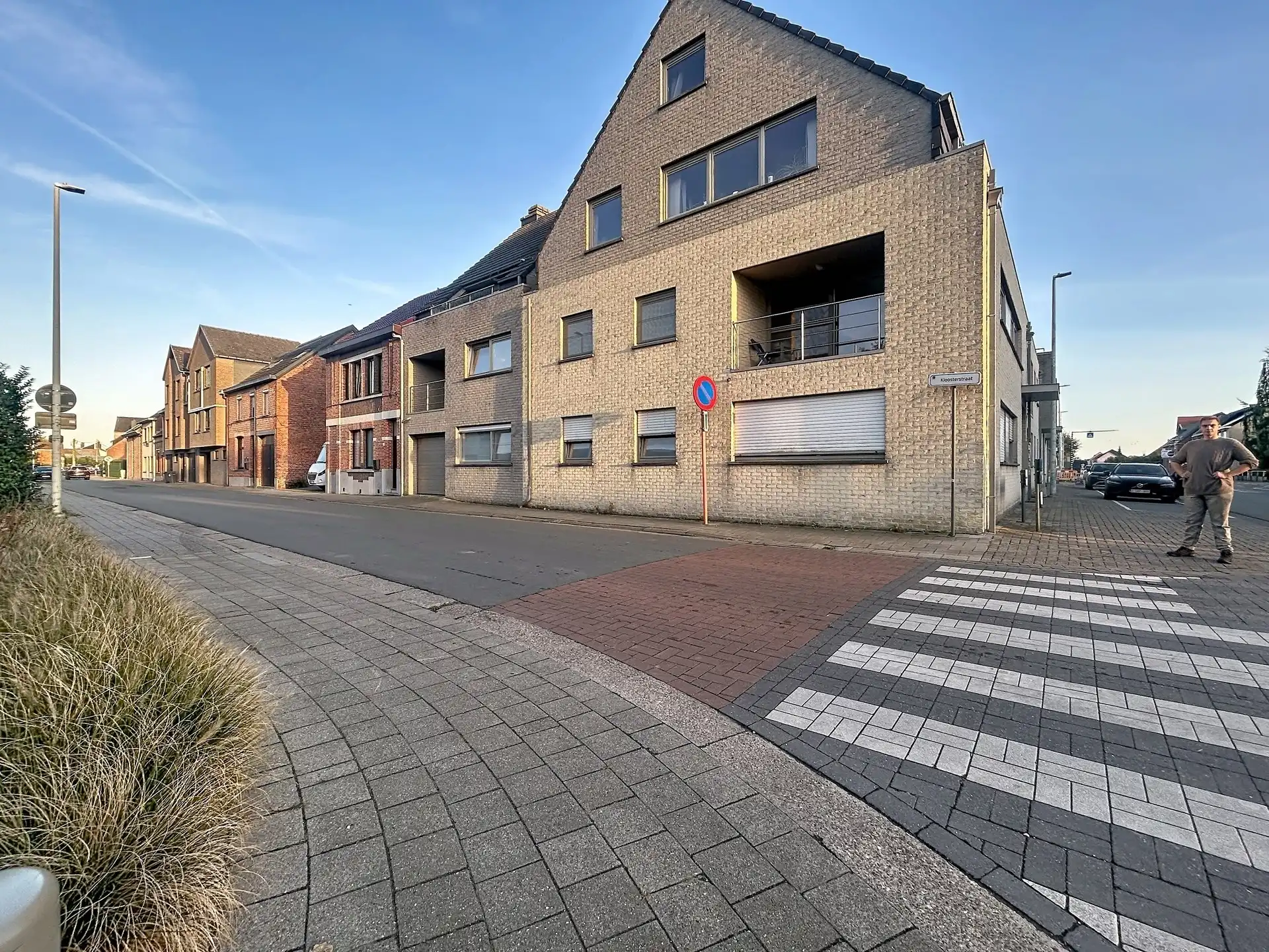 Recent en instapklaar 2 slaapkamer-appartement met 2 terrassen en  overdekte autostaanplaats foto {{pictureIndex}}