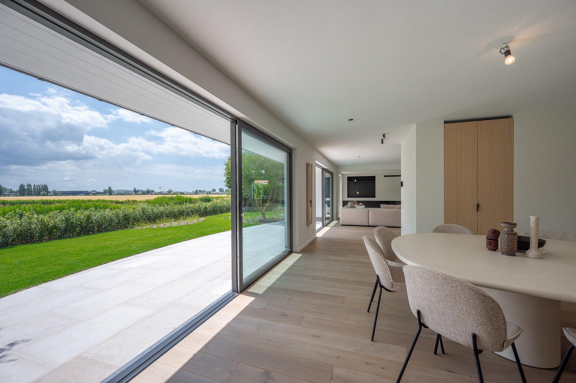 Prachtig gerenoveerde alleenstaande villa met zwembad en een OPEN ZICHT over de polders.  foto 34