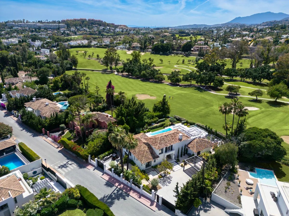 Exclusieve oase van luxe en rust: iconische villa met uitzicht op de golfbaan in hartje Nueva Andalucía foto 33