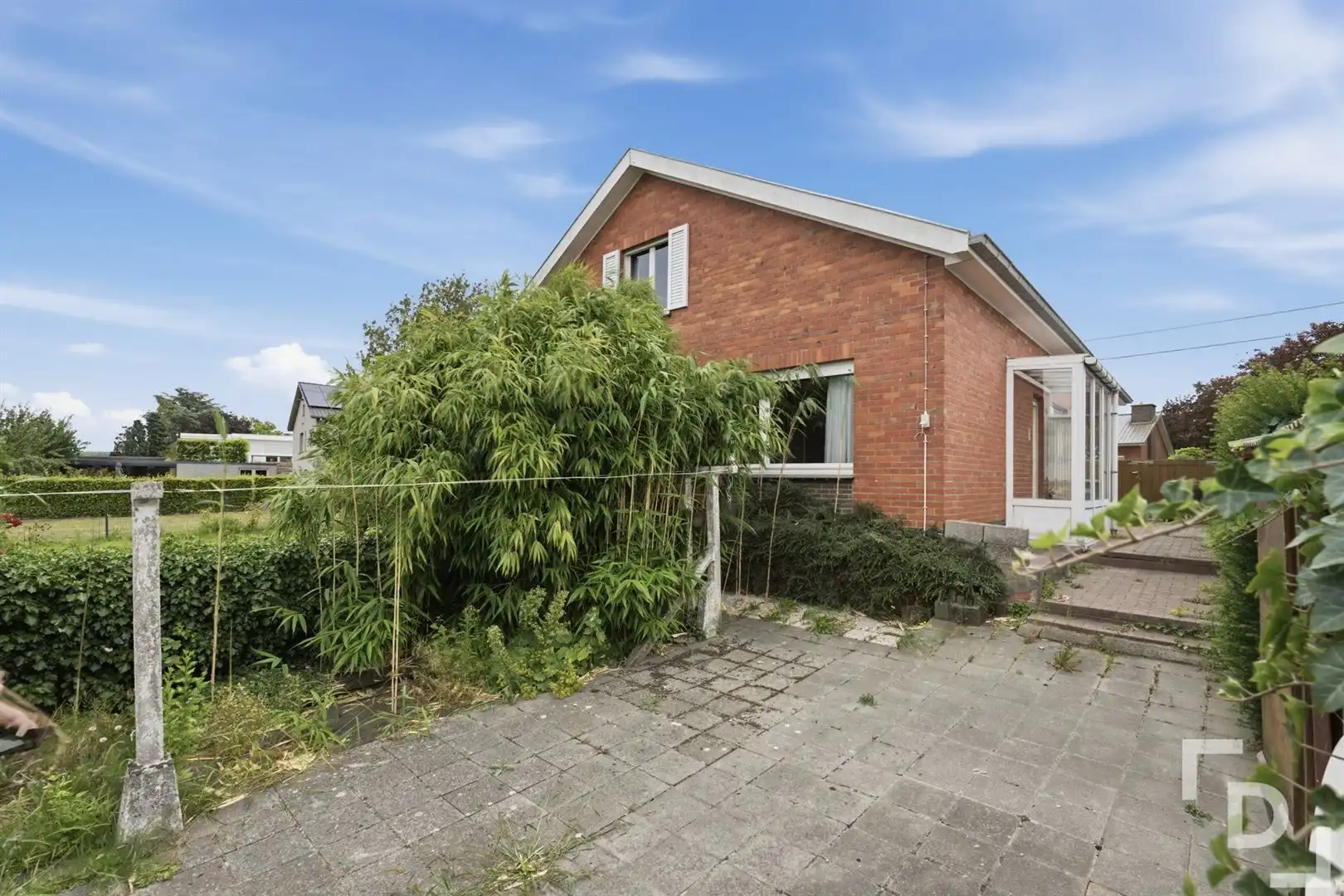 Losstaande woning met landelijke verzichten te koop in Ieper. foto 22