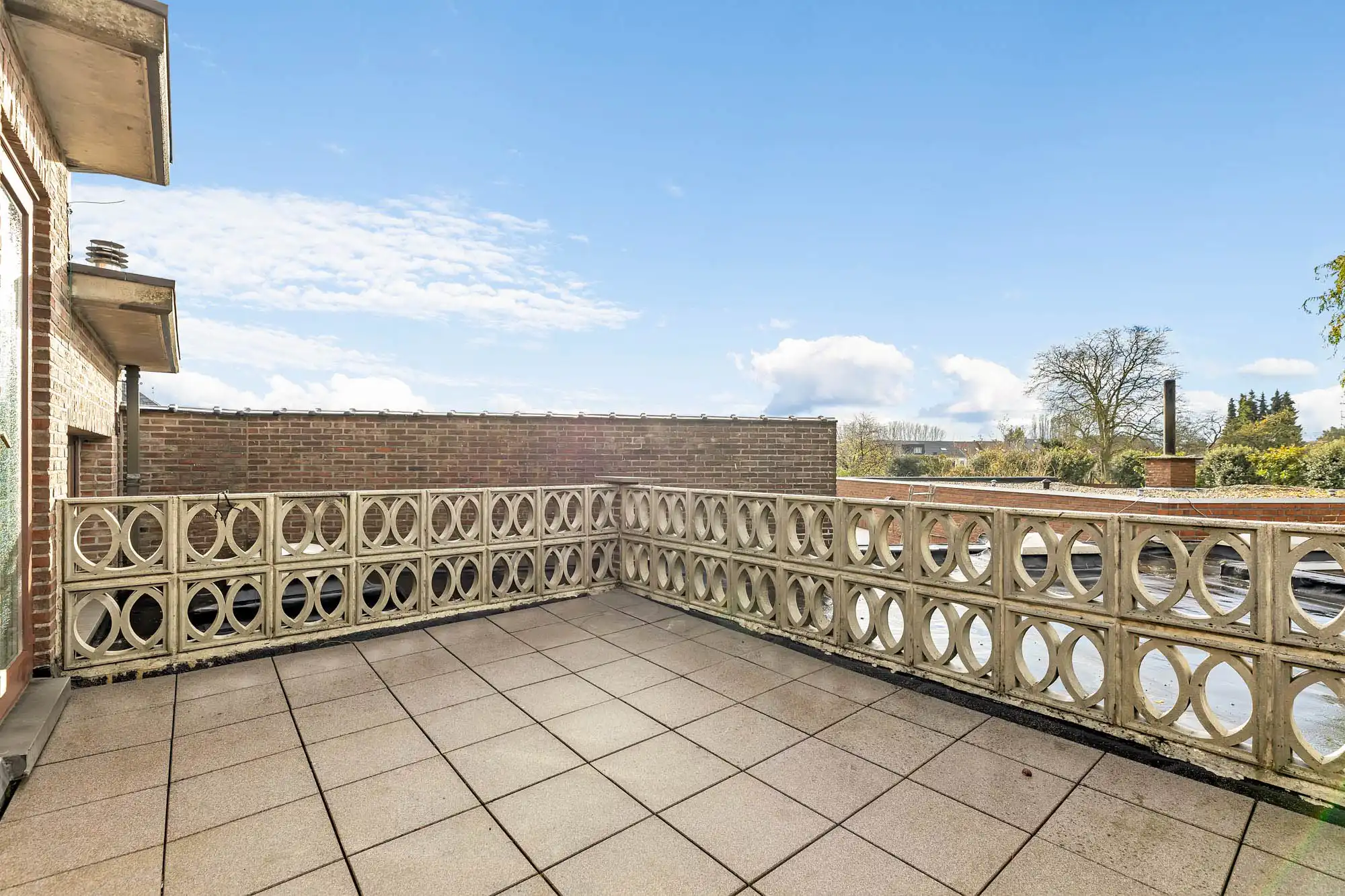 Handelswoning met ruime garage foto 17