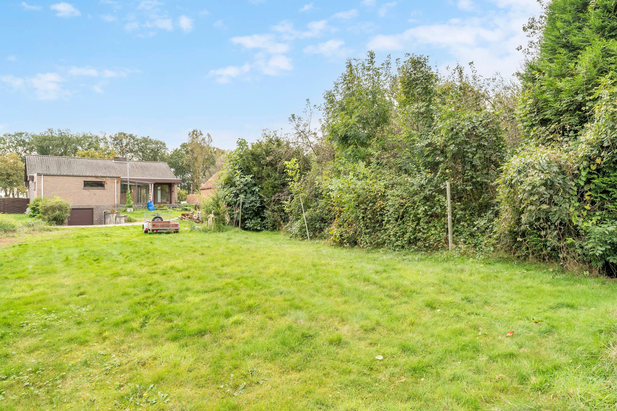 Groen gelegen bungalow op een ruim perceel van 1.754m². foto 4