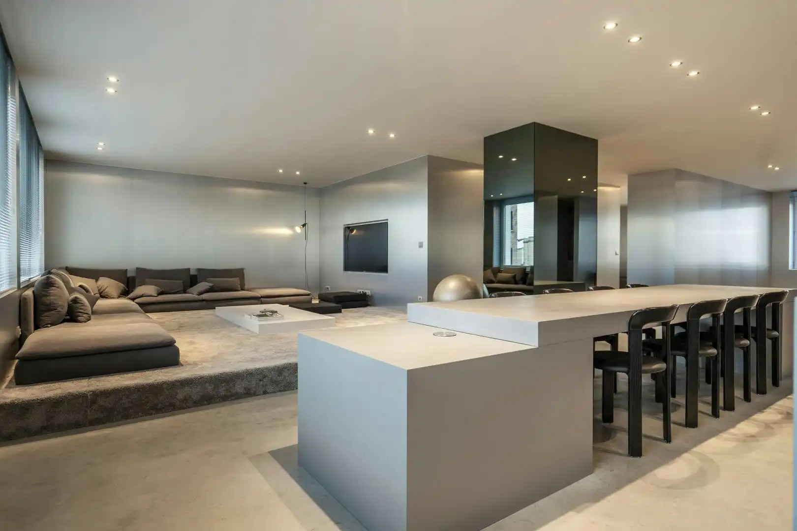 Uniek designappartement (192m²) te koop in hartje Kortrijk foto {{pictureIndex}}