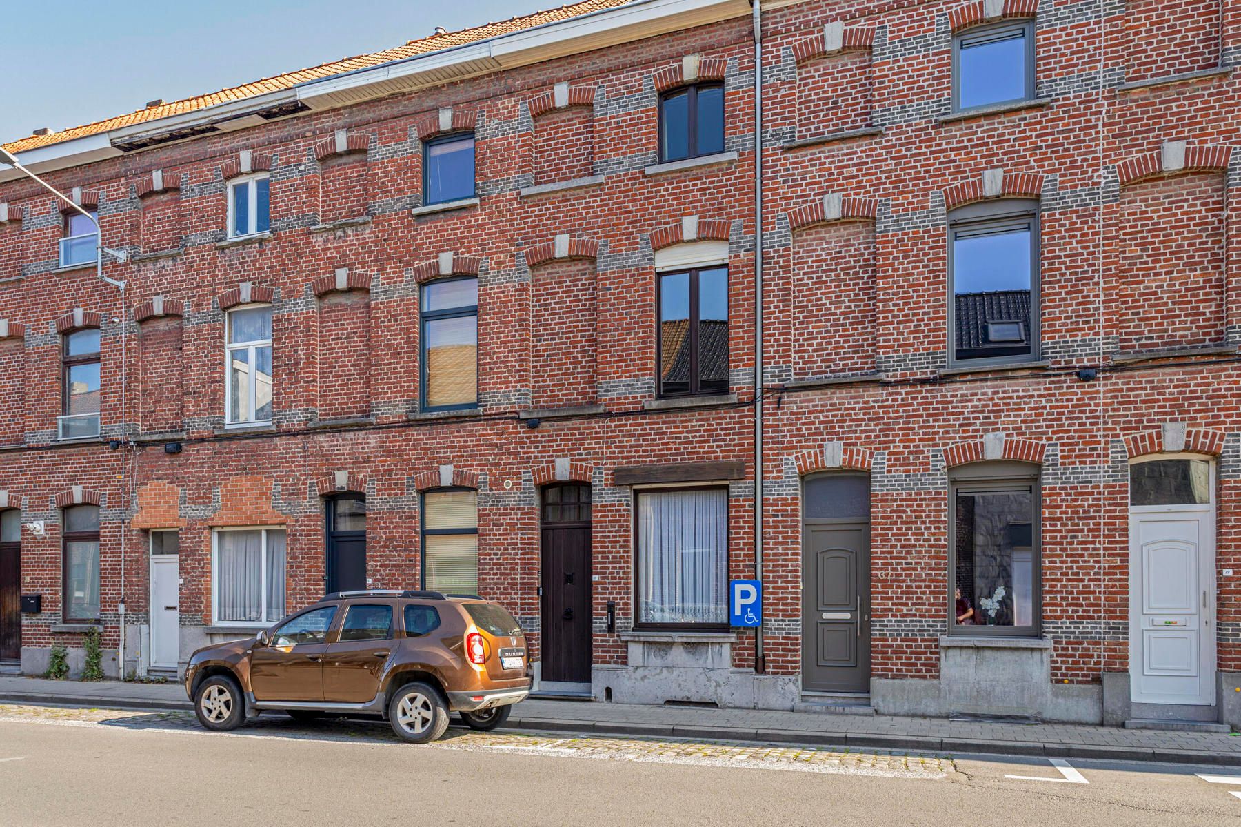 Hoofdfoto van de publicatie: Goedgelegen woning met 3 slaapkamers !